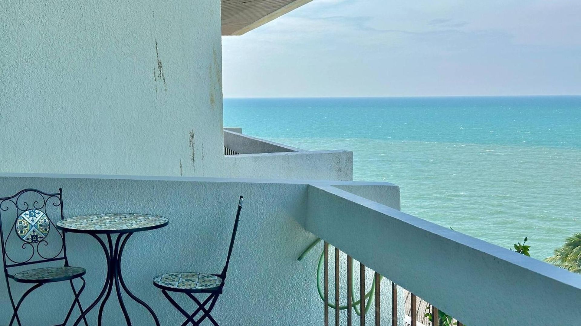 Apartment Beachfront 3br With Ocean-view Balcony *