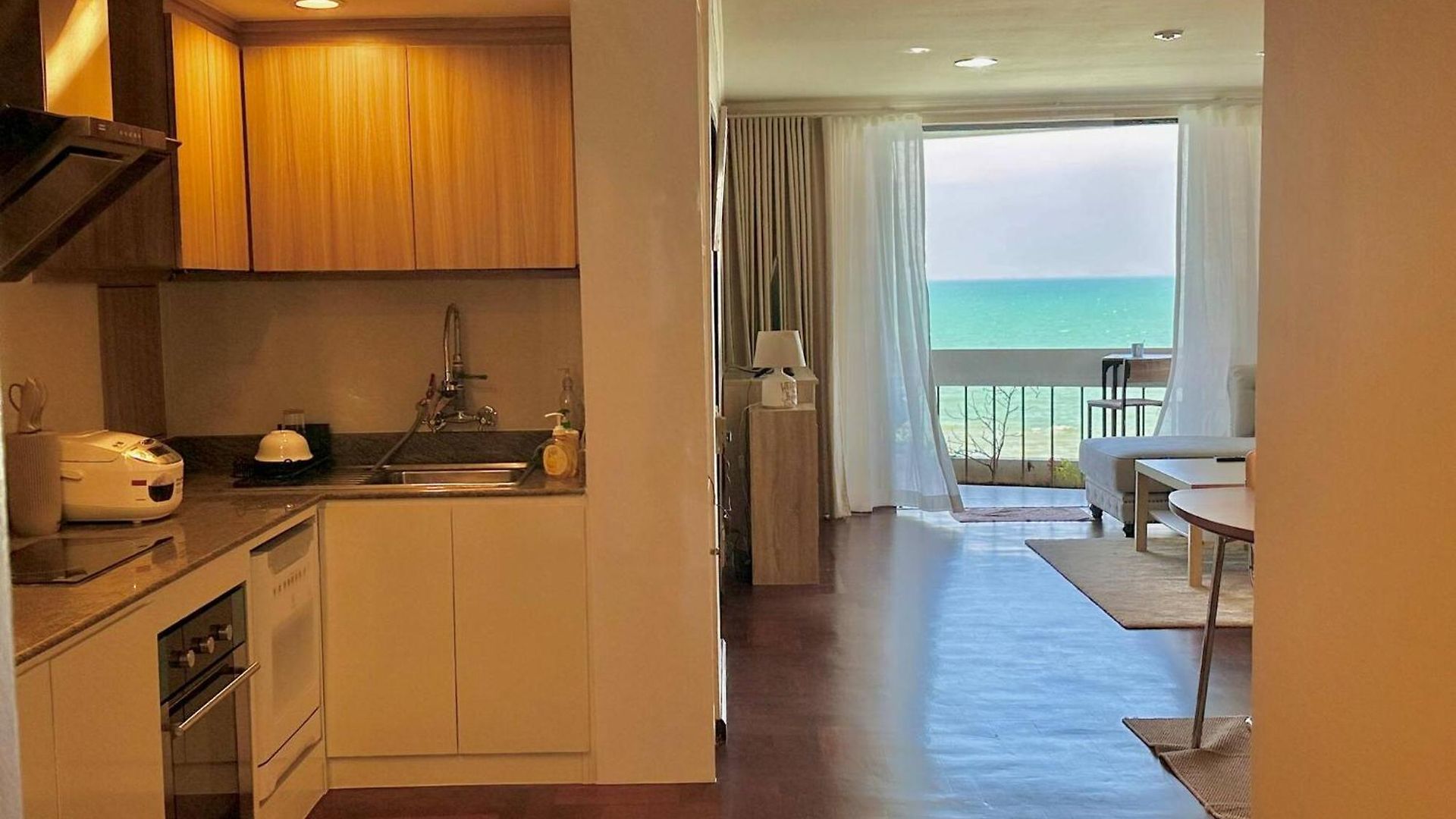 Beachfront 3br With Ocean-view Balcony