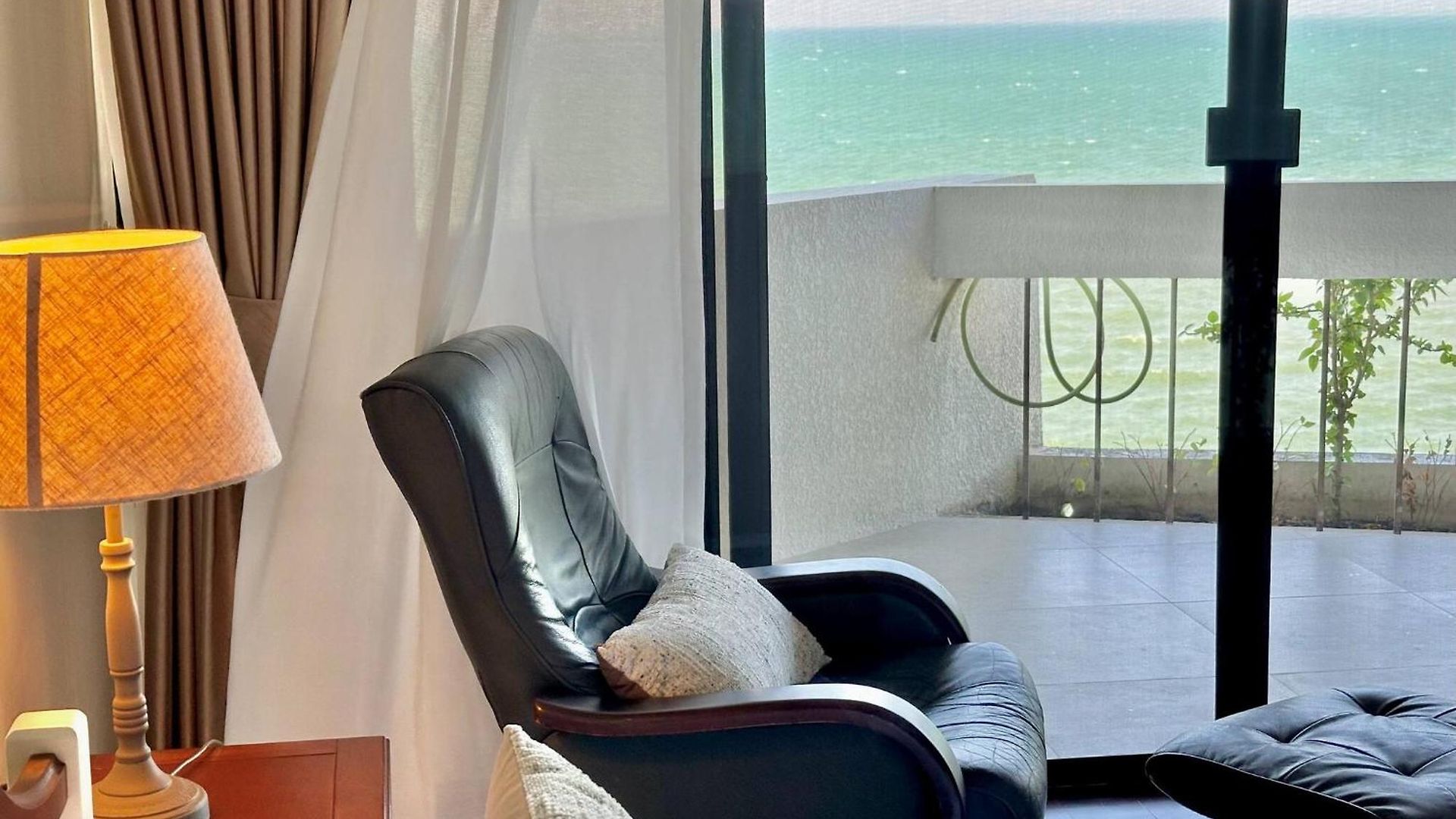 Beachfront 3br With Ocean-view Balcony Apartment Pattaya