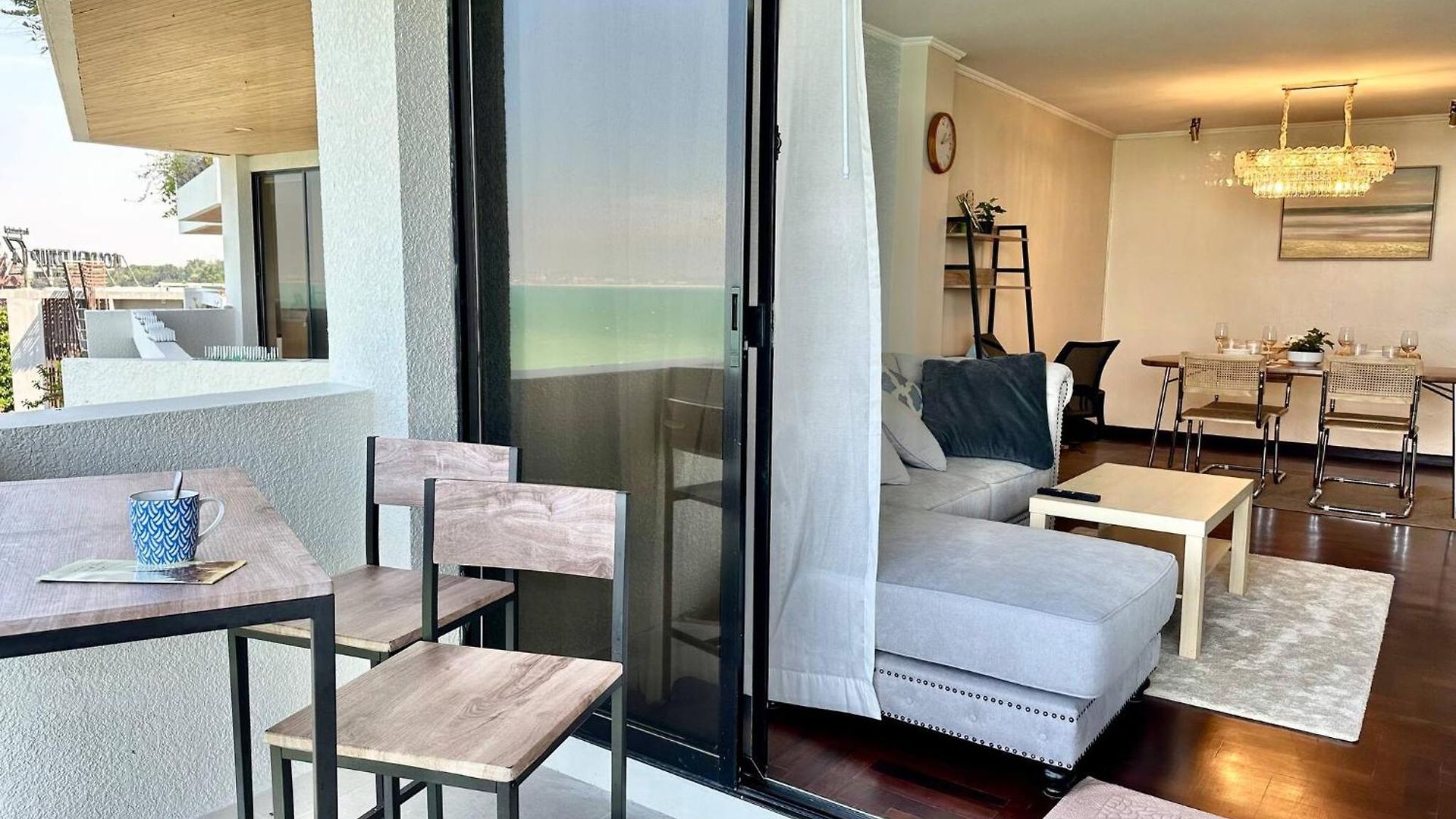Beachfront 3br With Ocean-view Balcony Apartment Pattaya