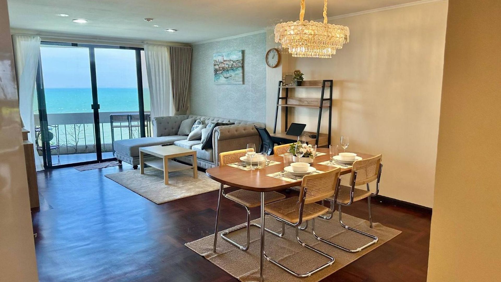 Beachfront 3br With Ocean-view Balcony * Pattaya