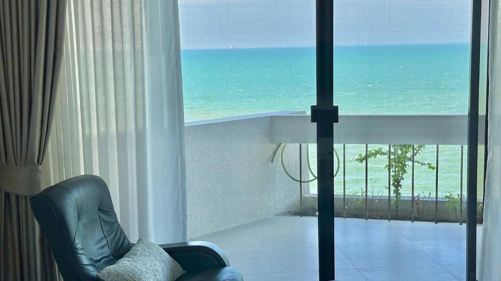 Beachfront 3br With Ocean-view Balcony Pattaya