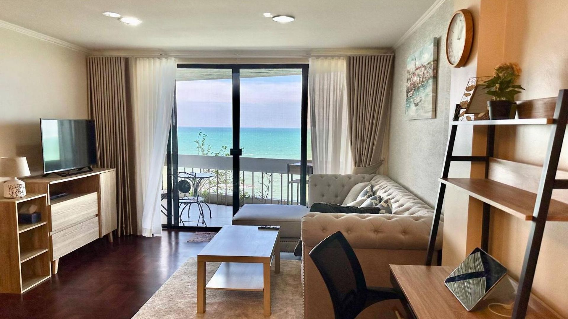 Beachfront 3br With Ocean-view Balcony Apartment *