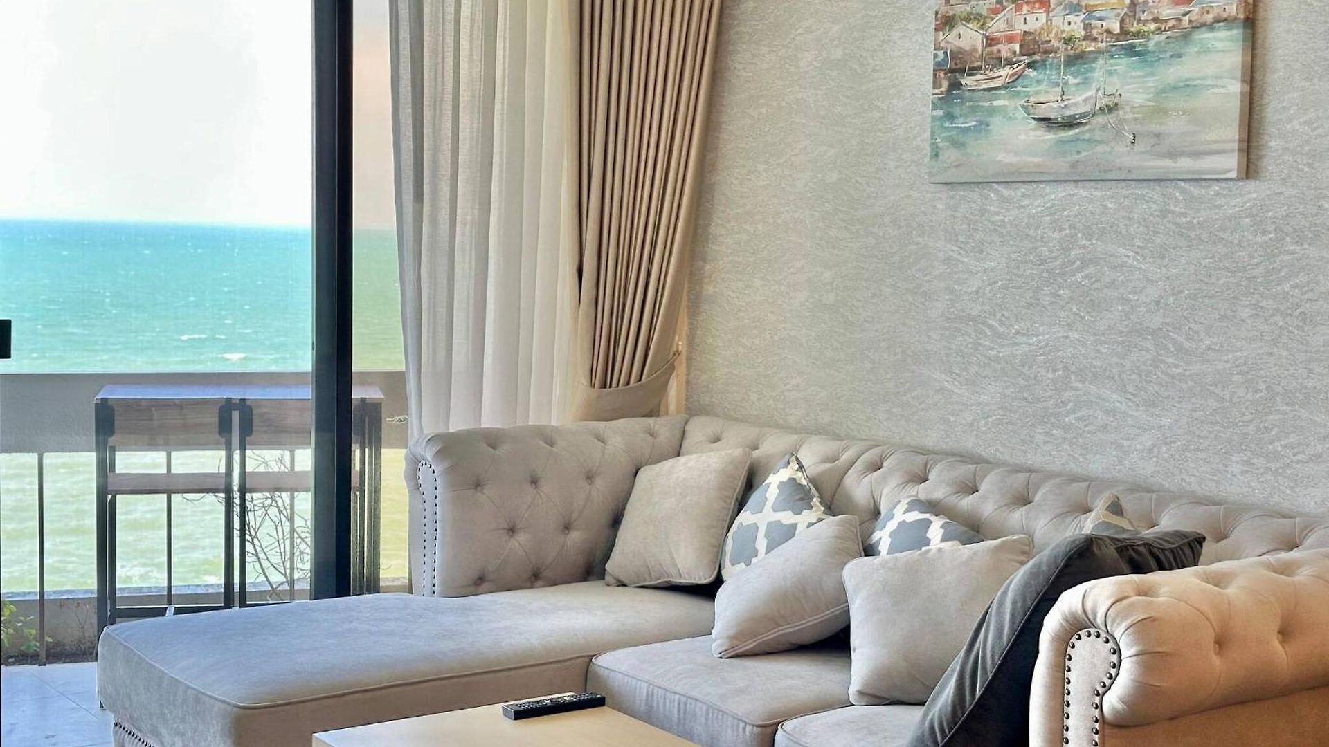 Apartment Beachfront 3br With Ocean-view Balcony