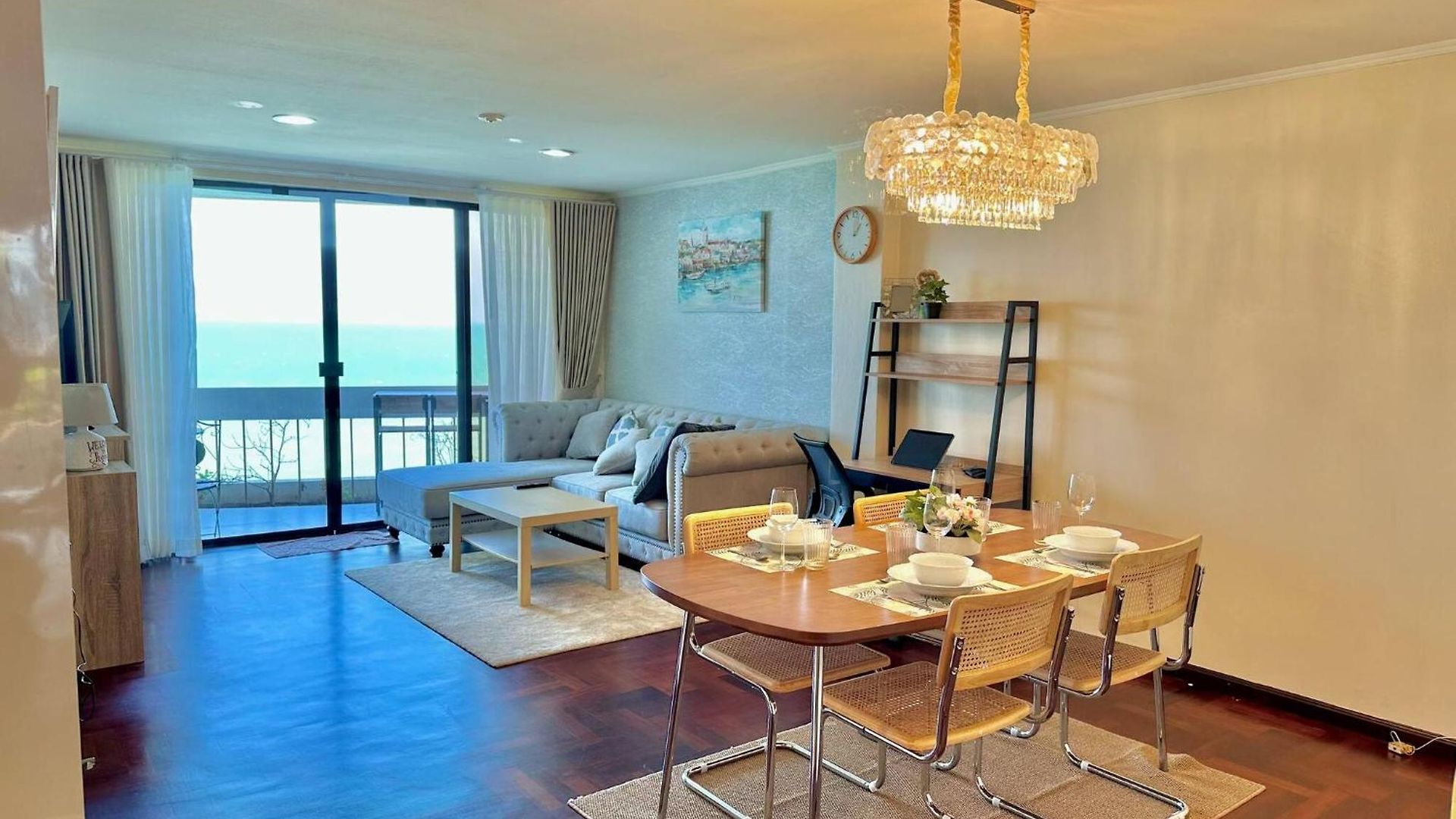 Beachfront 3br With Ocean-view Balcony *