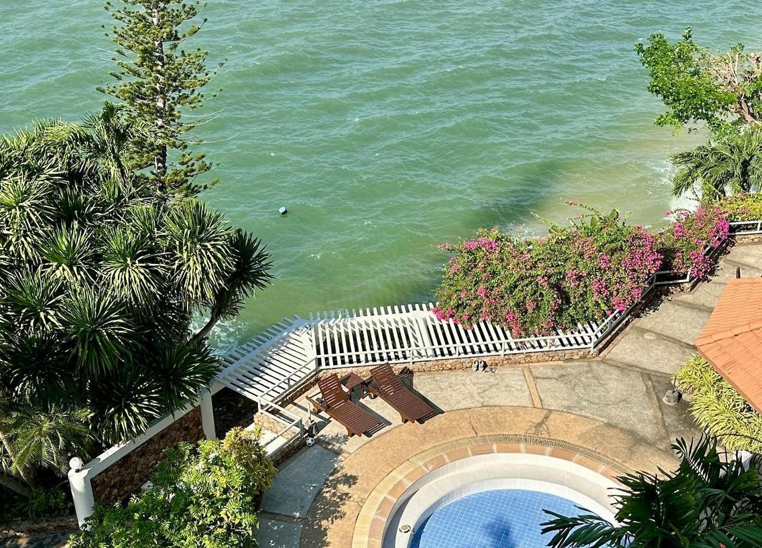 Apartment Beachfront 3br With Ocean-view Balcony