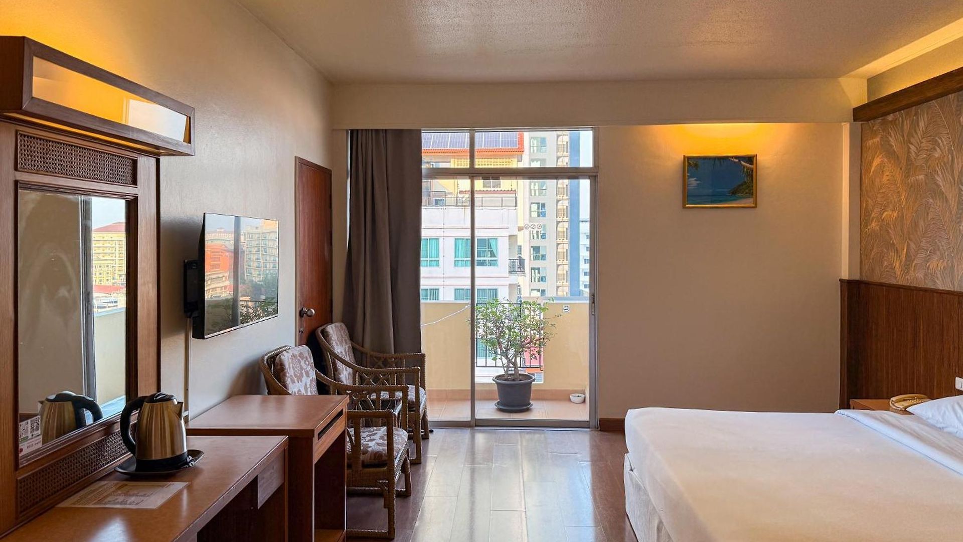 โกลเด้นบีชโฮเทล พัทยา โรงแรม 4*