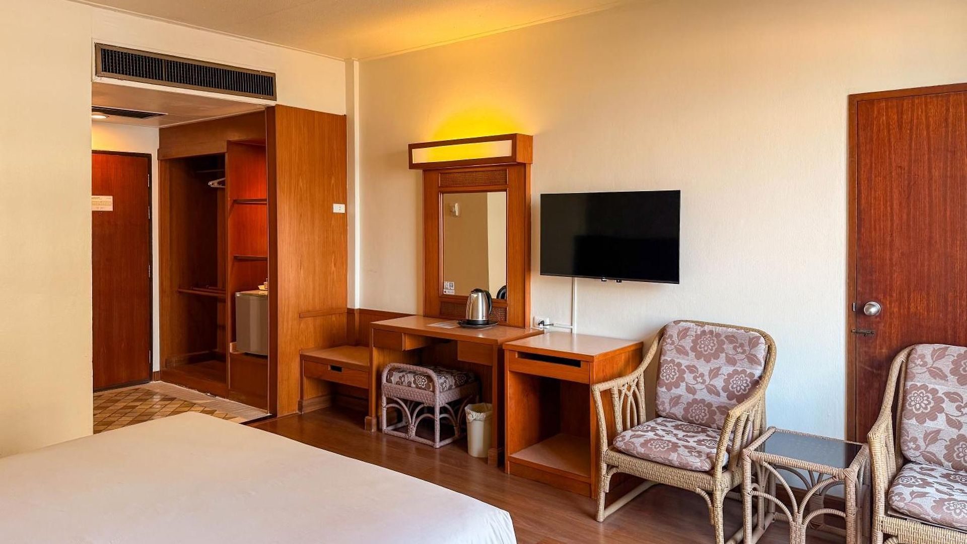 โกลเด้นบีชโฮเทล พัทยา โรงแรม 4*