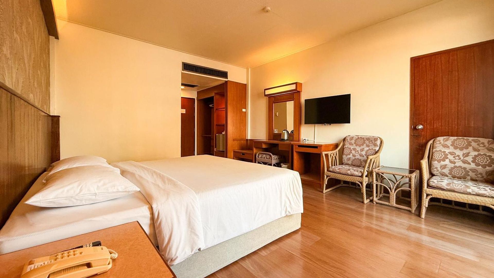 โรงแรม โกลเด้นบีชโฮเทล พัทยา 4*
