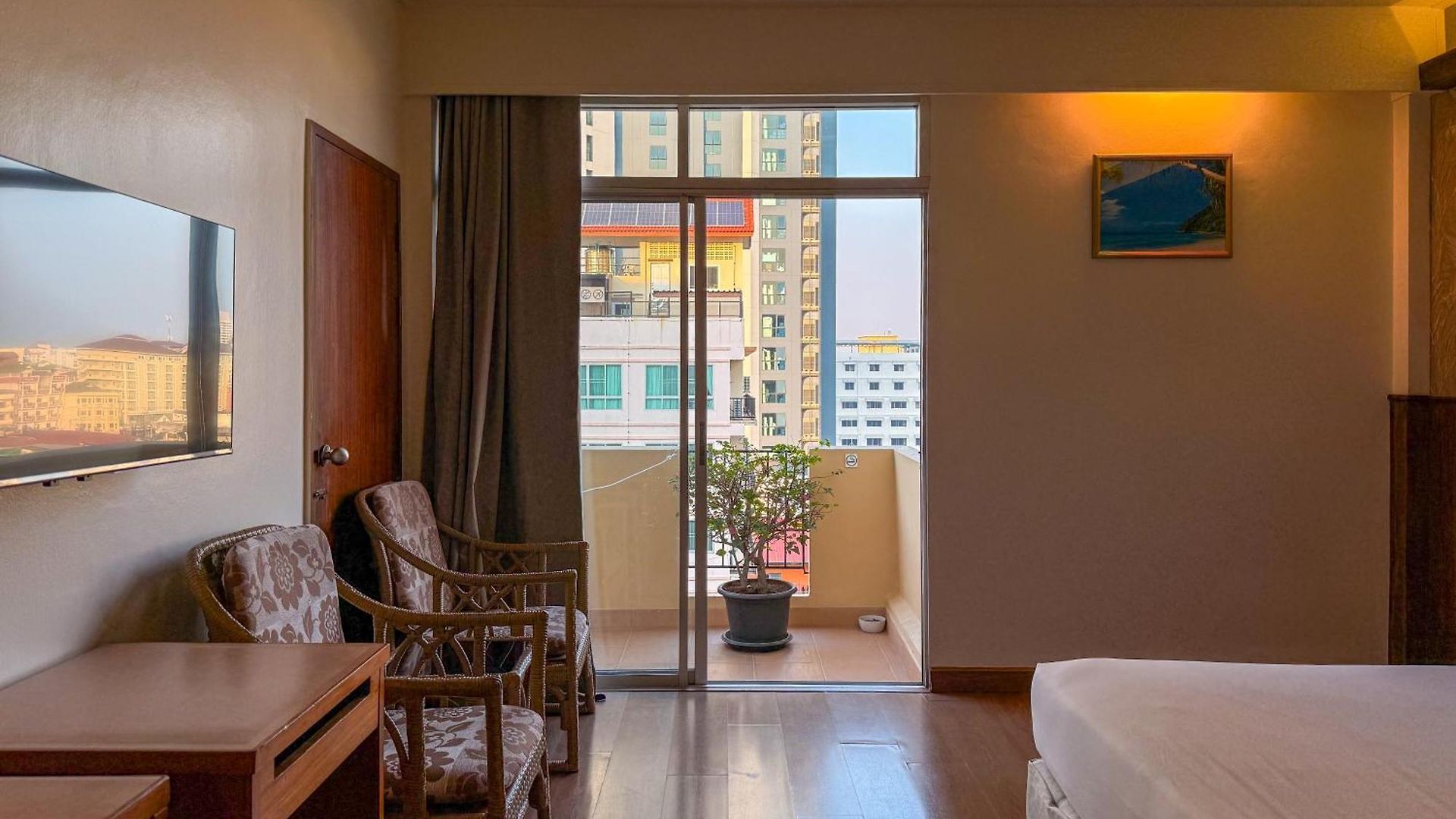โรงแรม โกลเด้นบีชโฮเทล พัทยา 4*