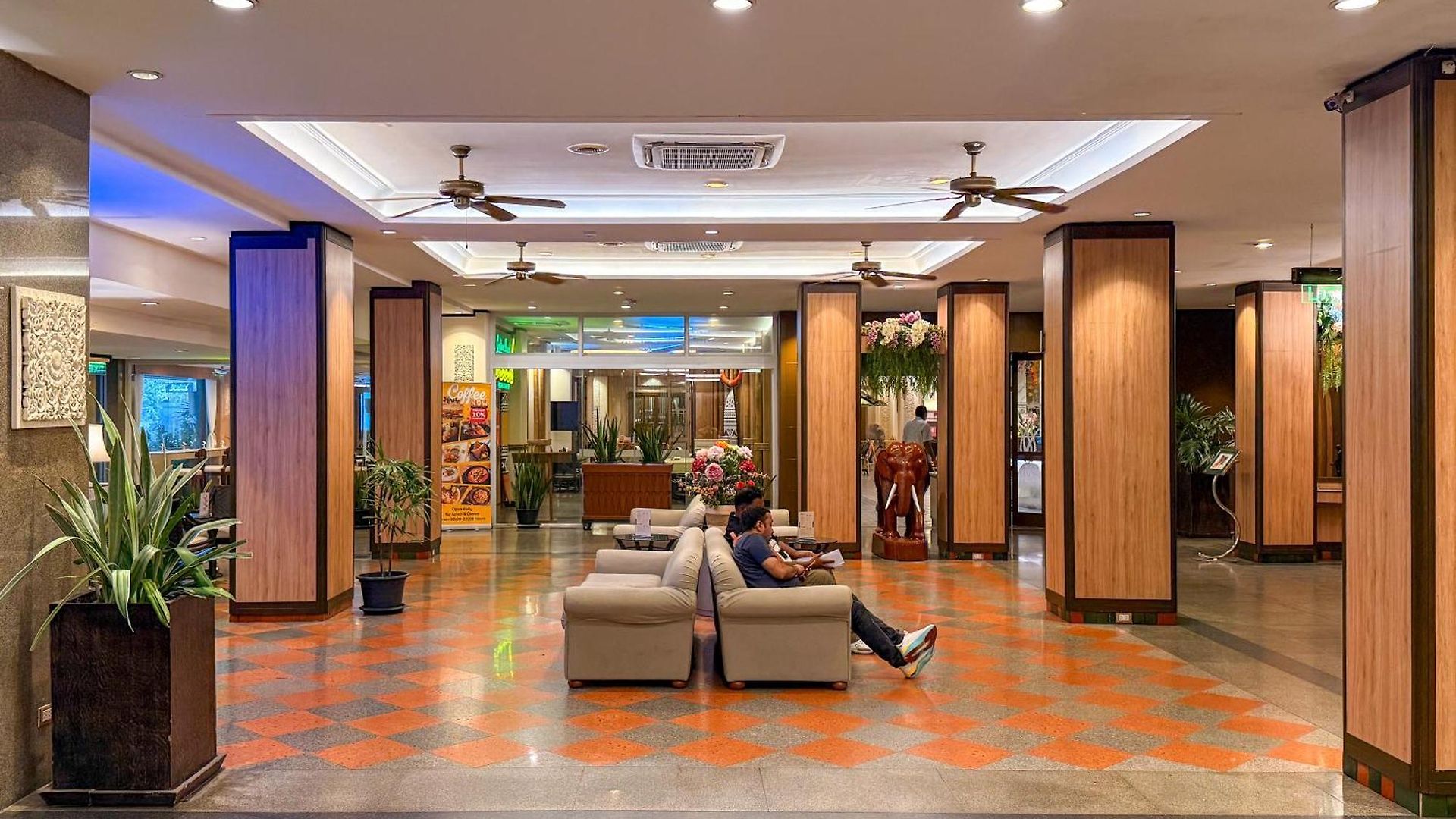 โกลเด้นบีชโฮเทล พัทยา โรงแรม 4*