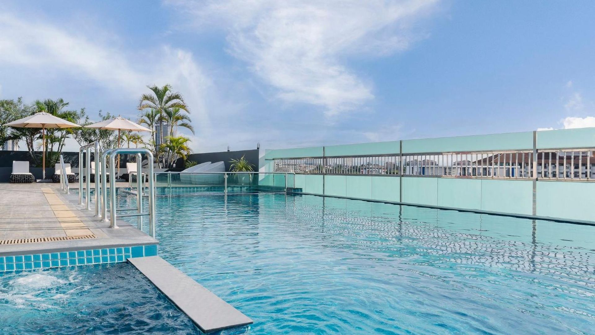โรงแรม โนวา เอ็กซ์เพรส โฮเทล