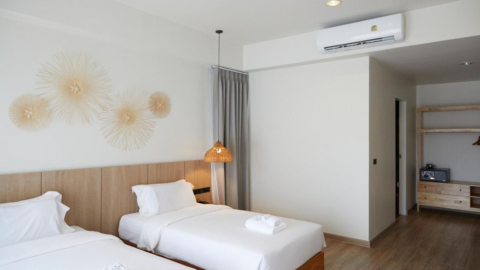 โรงแรม The Leela &