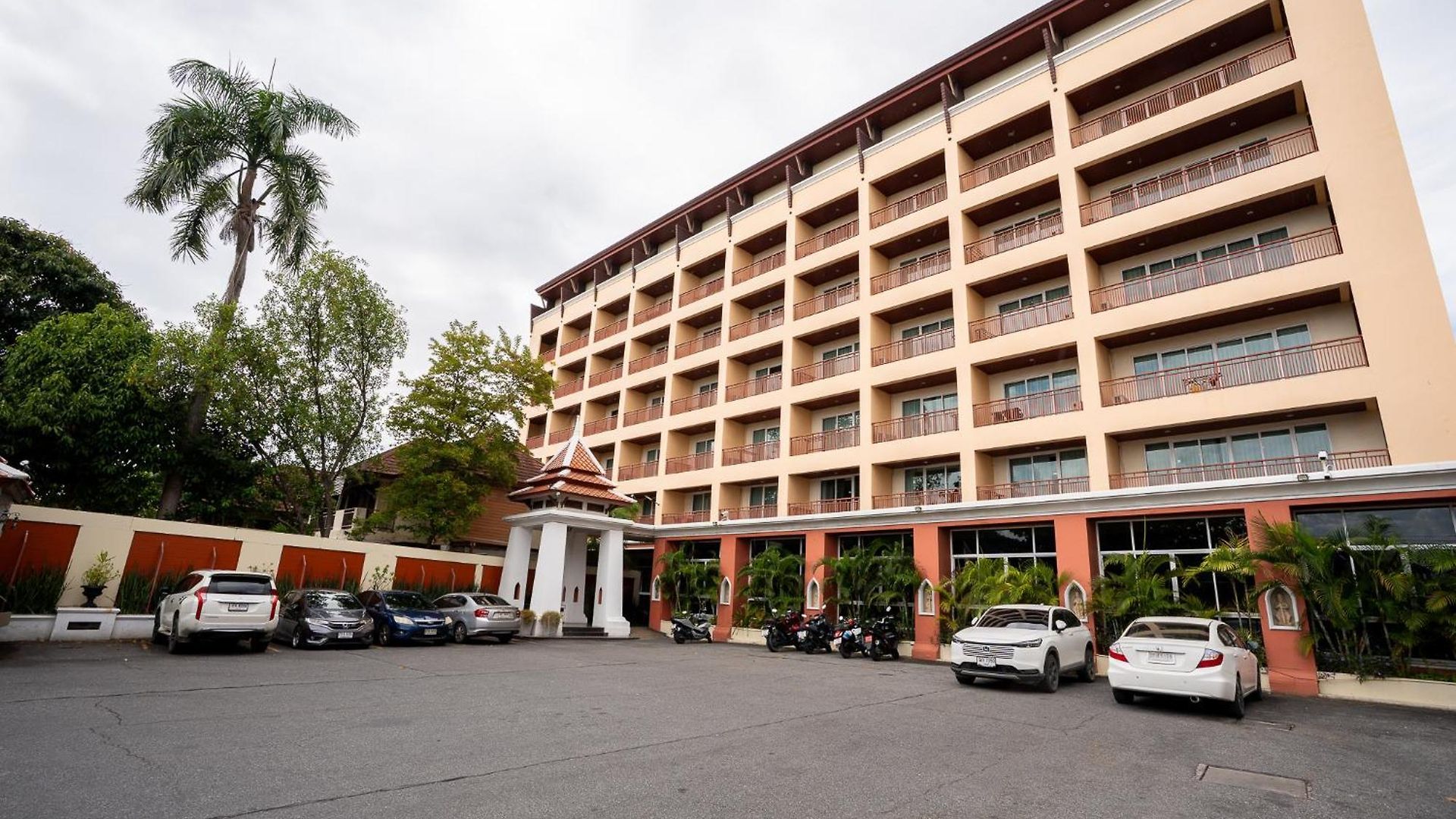 Sunday Chateau En - โรงแรม Pattaya