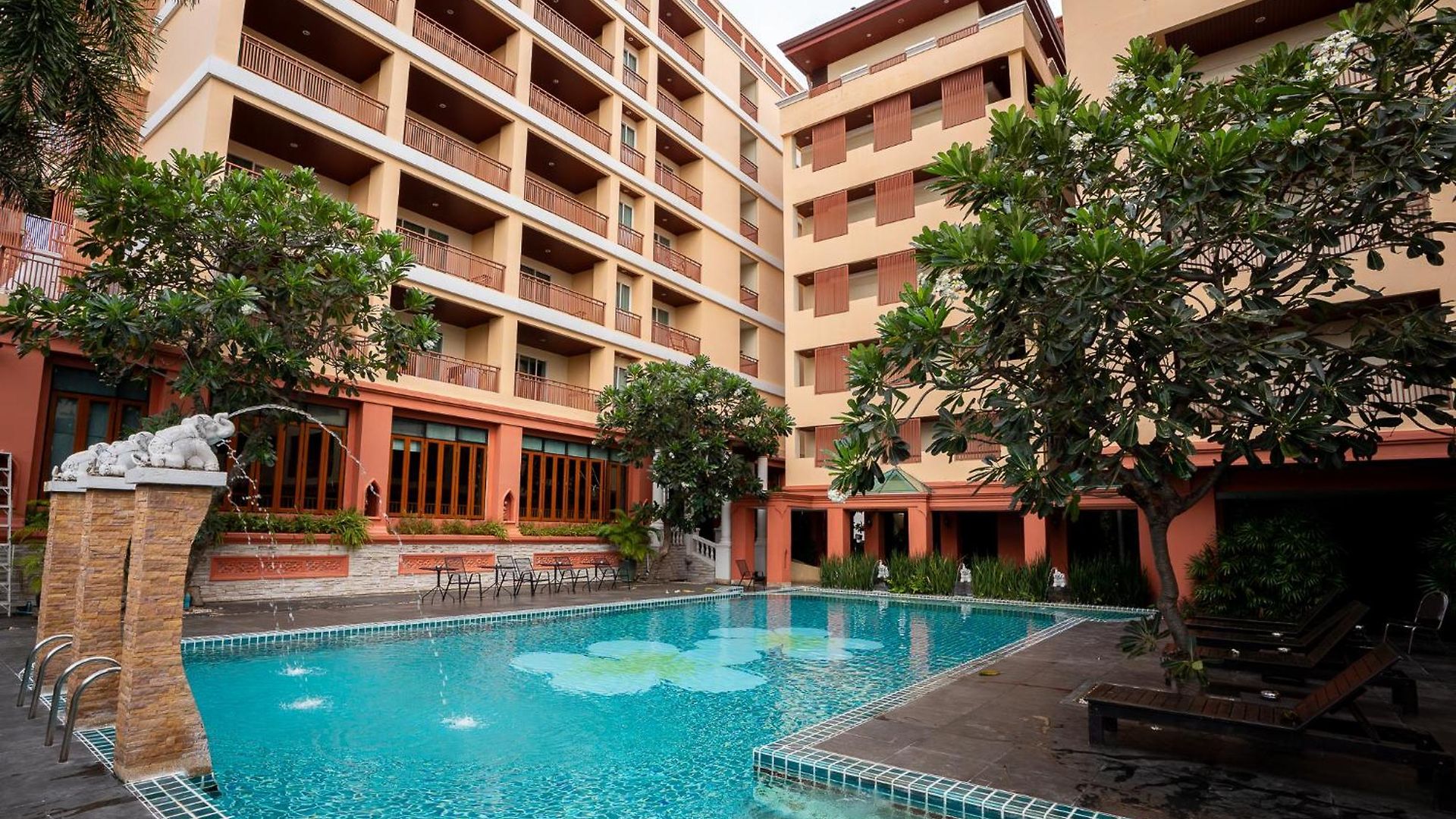 โรงแรม Sunday Chateau En - Pattaya