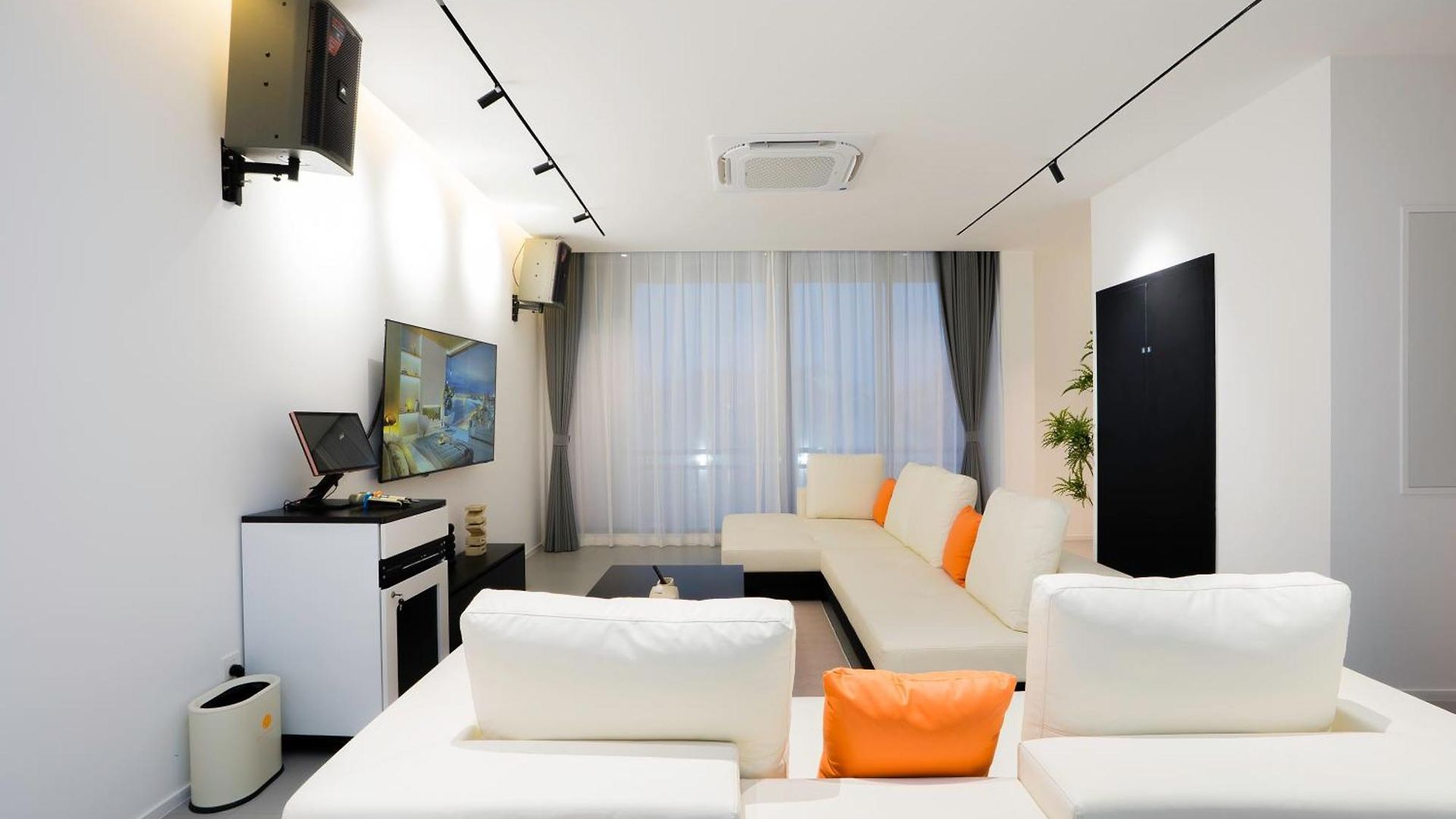 Hiii Aura Pool โรงแรม 5*