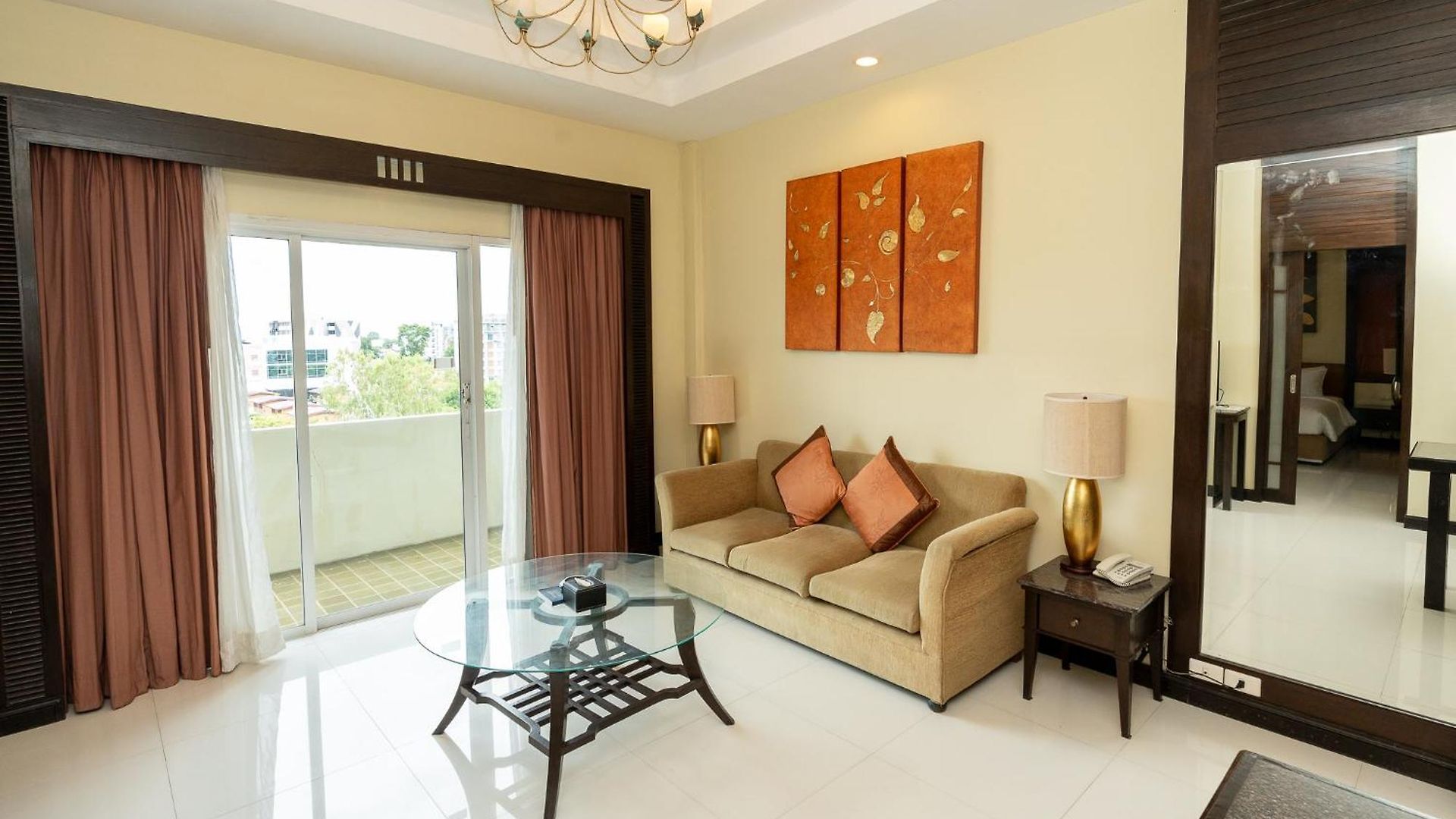 Sunday Chateau En - โรงแรม Pattaya