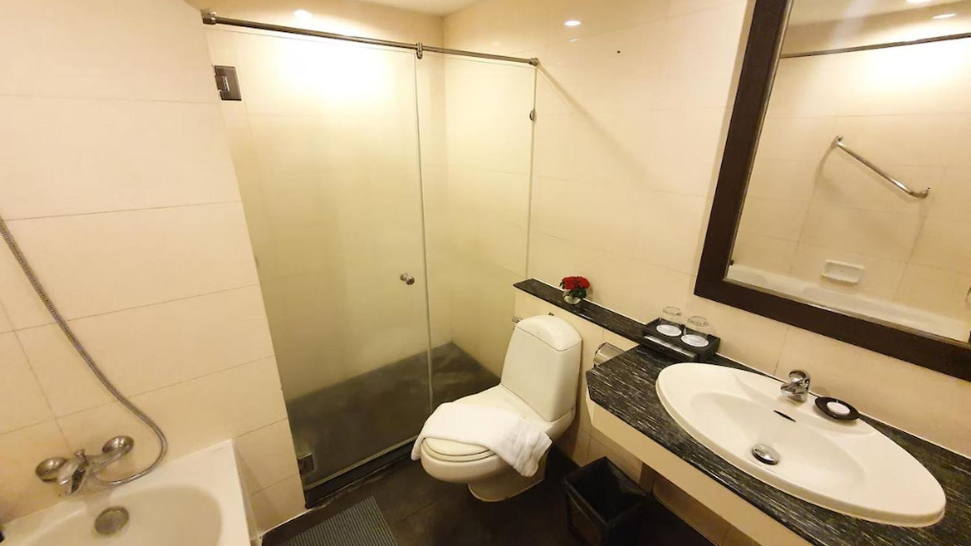 Palette Luxe North โรงแรม