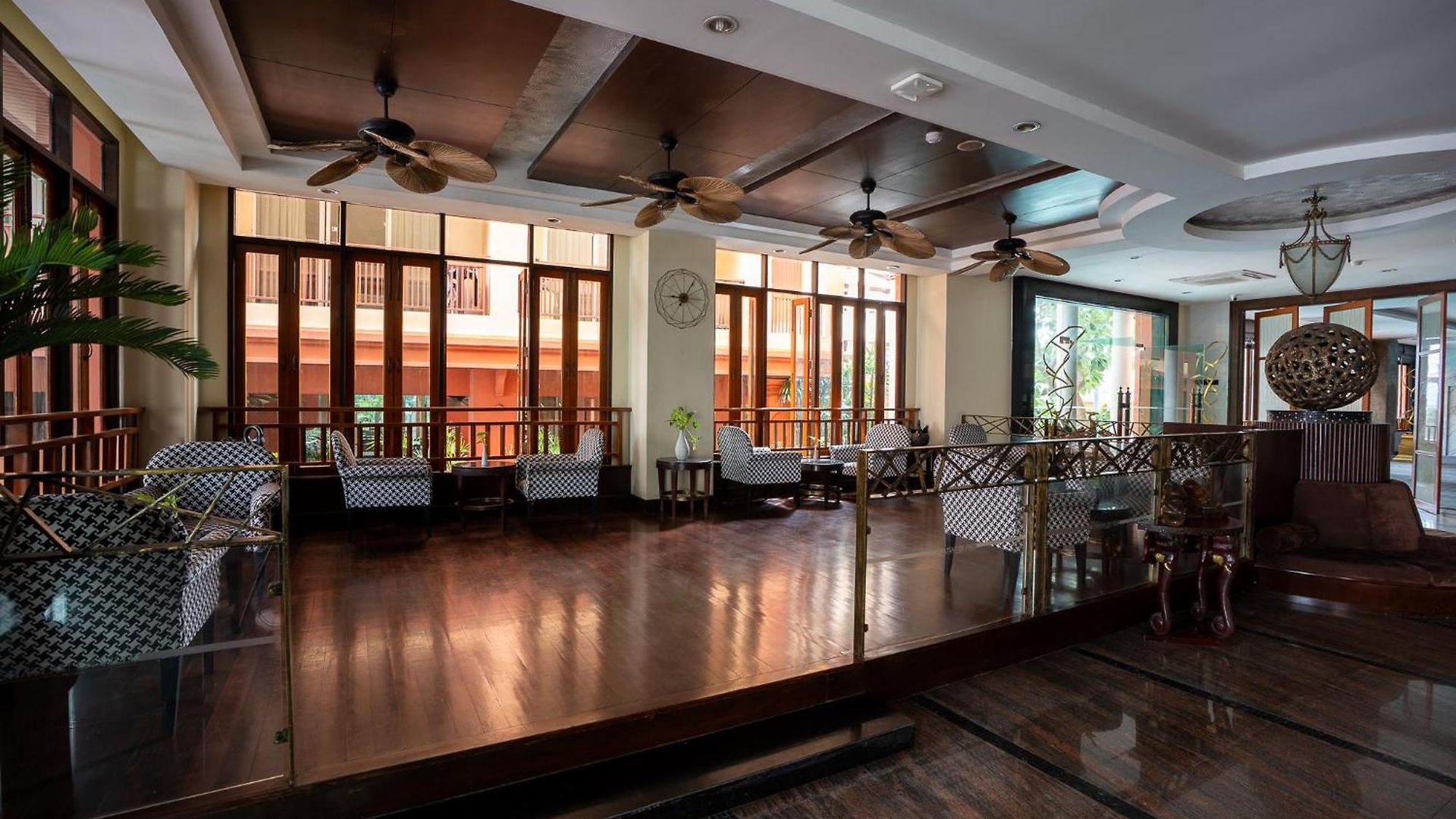 โรงแรม Sunday Chateau En -
