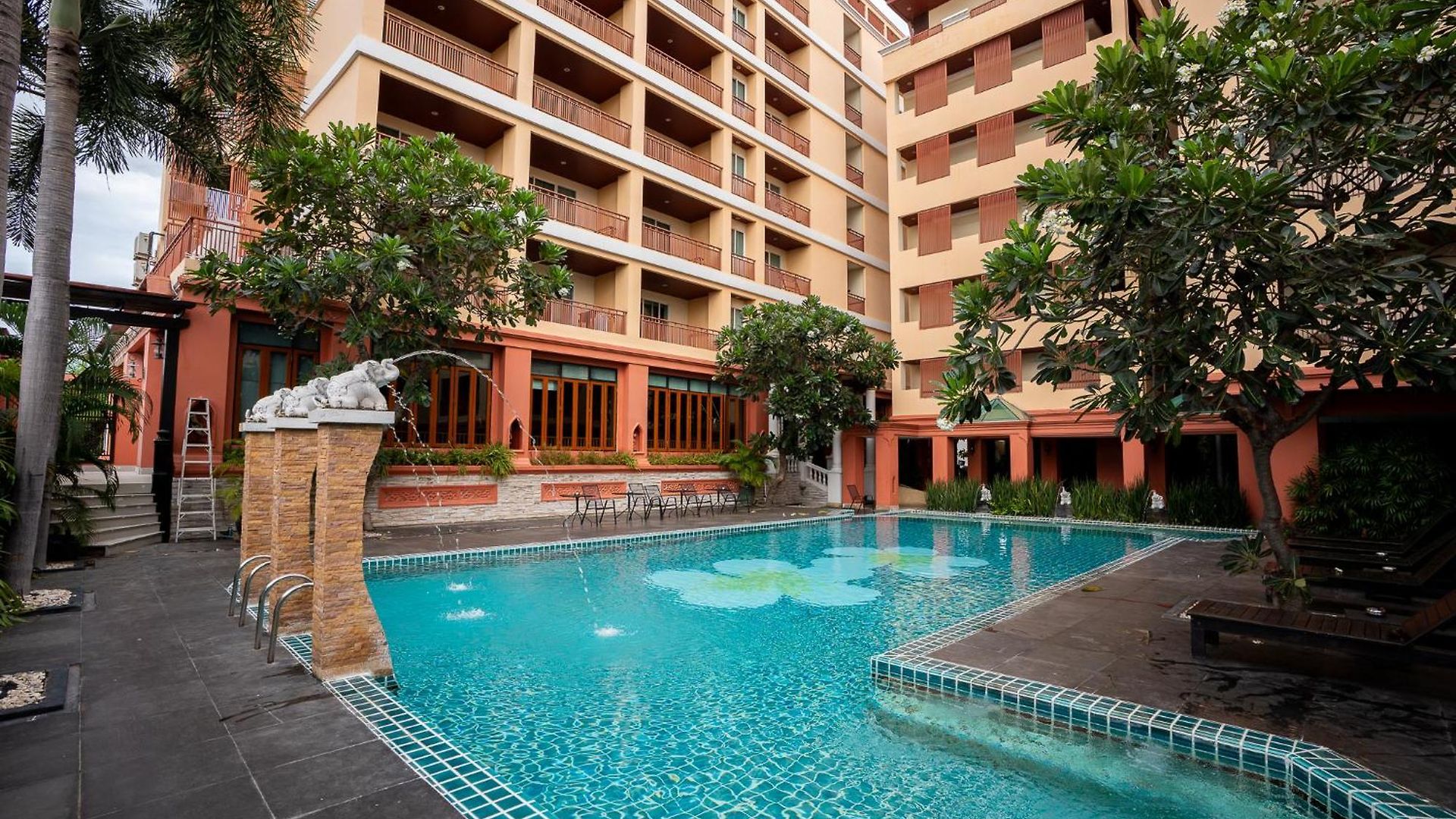 โรงแรม Sunday Chateau En - Pattaya