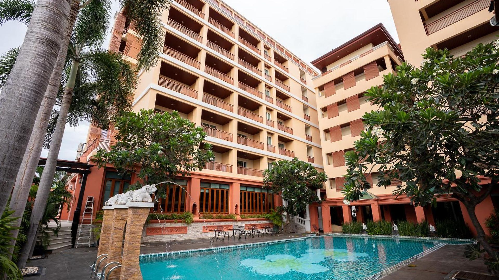 Sunday Chateau En - โรงแรม Pattaya