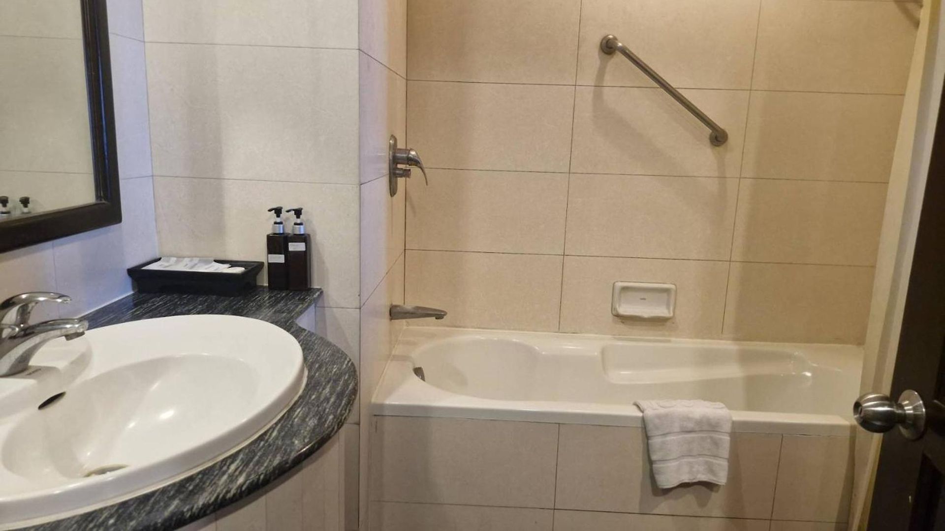Sunday Chateau En - โรงแรม Pattaya
