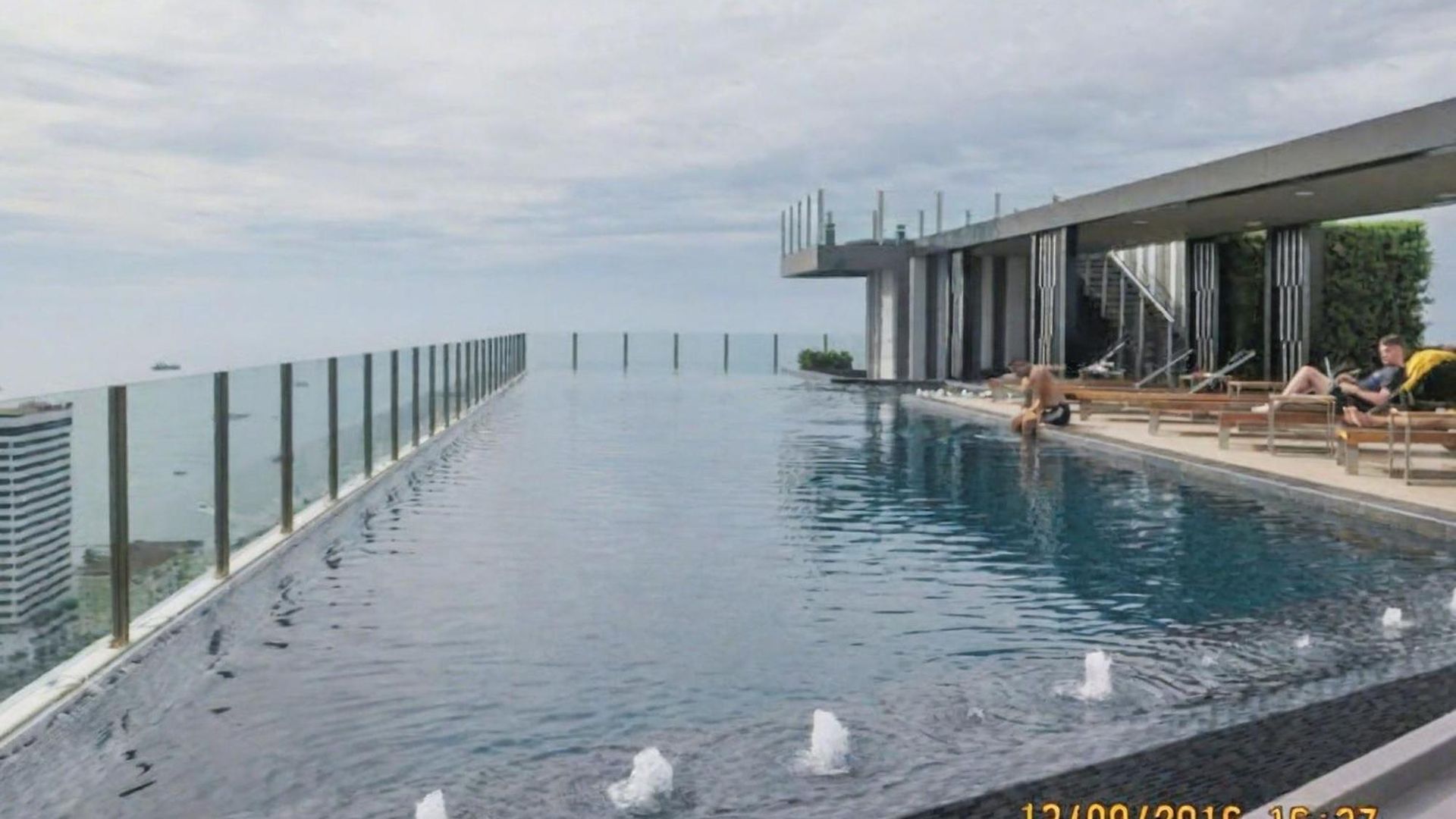 วันหยุดที่บ้าน One Bedroom With Pool View At The Base Near Festival *