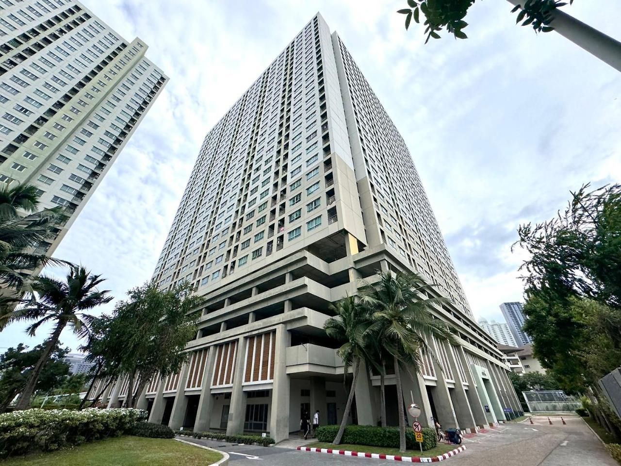 Lumpini Naklua Select Pool Pattaya