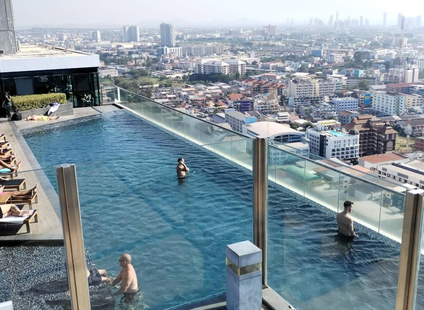 อพาร์ทเม้น The Base By Uricity Pattaya
