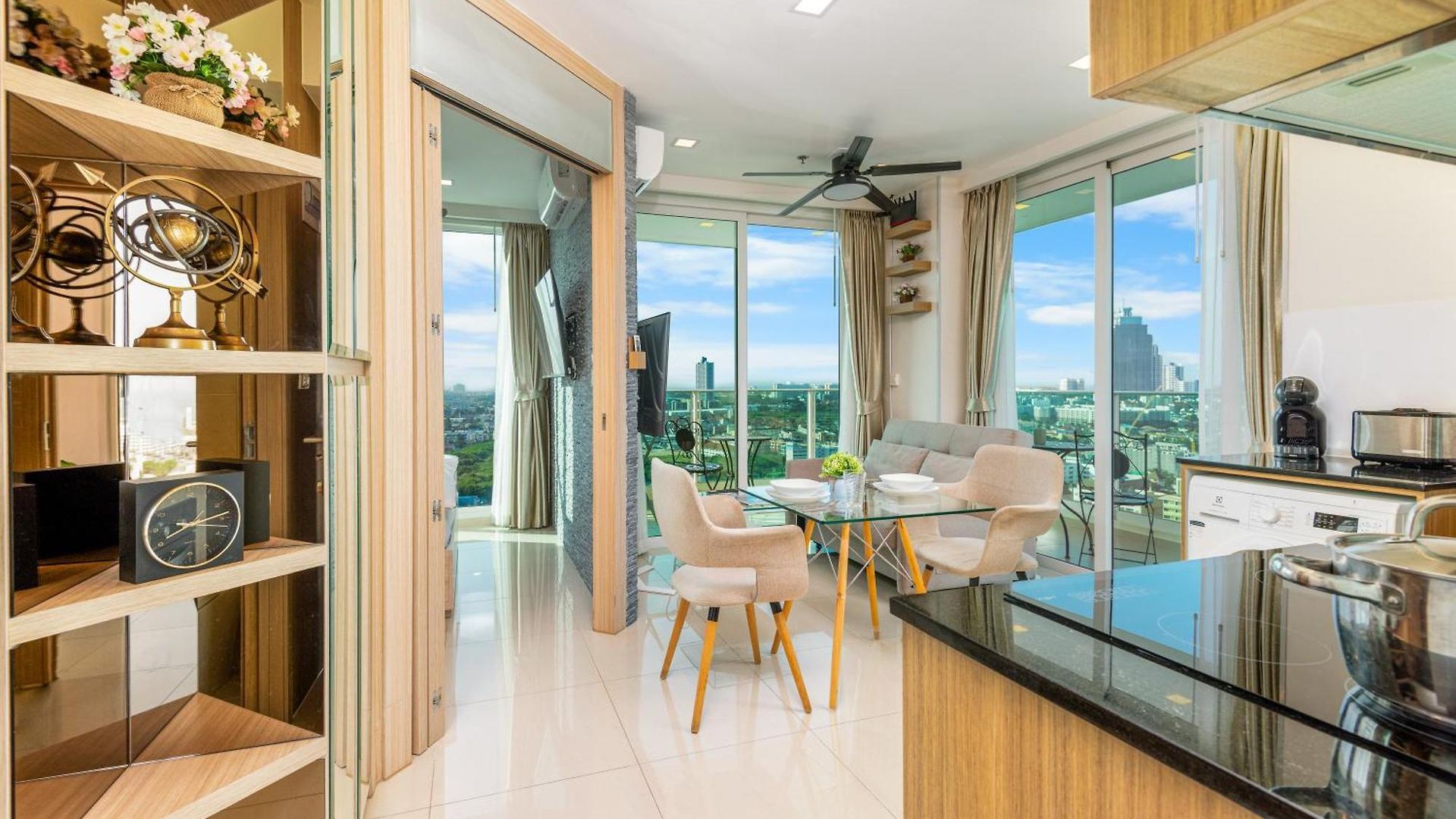 อพาร์ทเม้น Rare Panoramic Sea, & Mountain Views - Xxl Balcony - 1gbps Blazing Fast Free Wifi - Pool - Gym - Pool Table - Steam - Sauna - Bar *