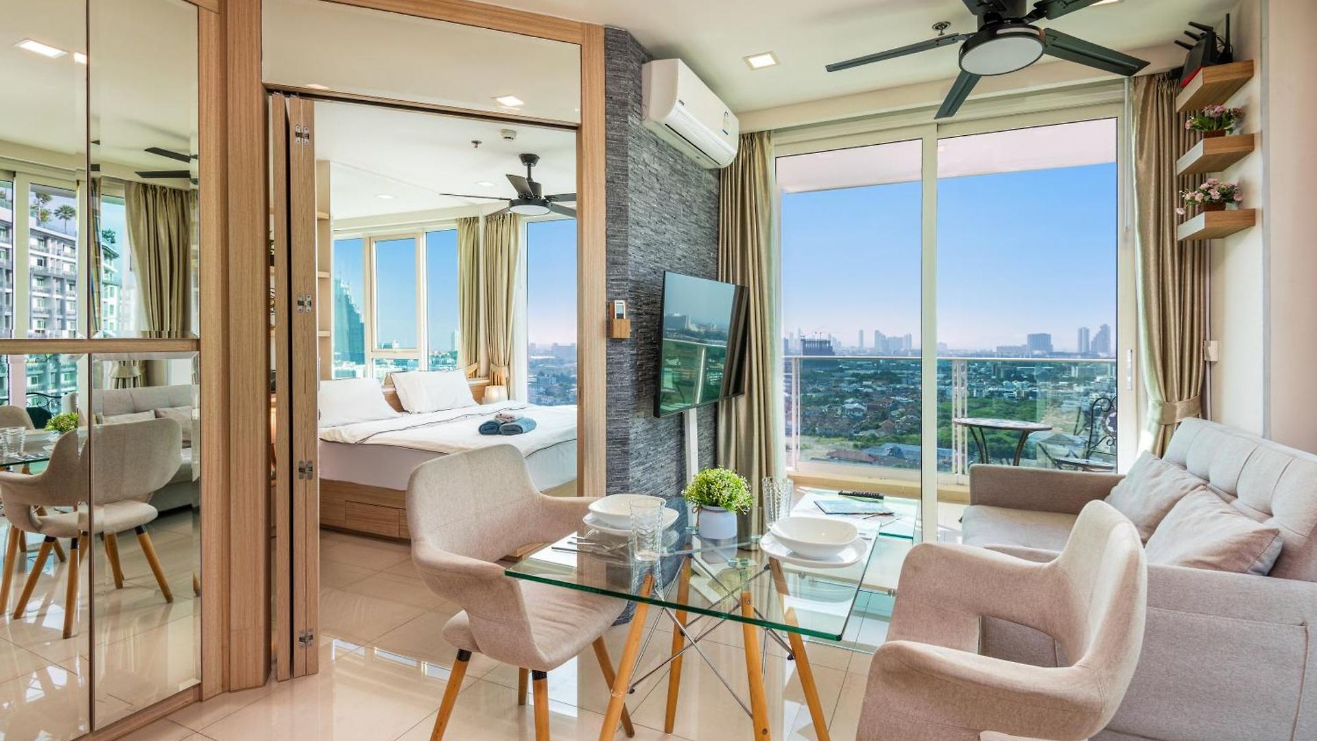 อพาร์ทเม้น Rare Panoramic Sea, & Mountain Views - Xxl Balcony - 1gbps Blazing Fast Free Wifi - Pool - Gym - Pool Table - Steam - Sauna - Bar *