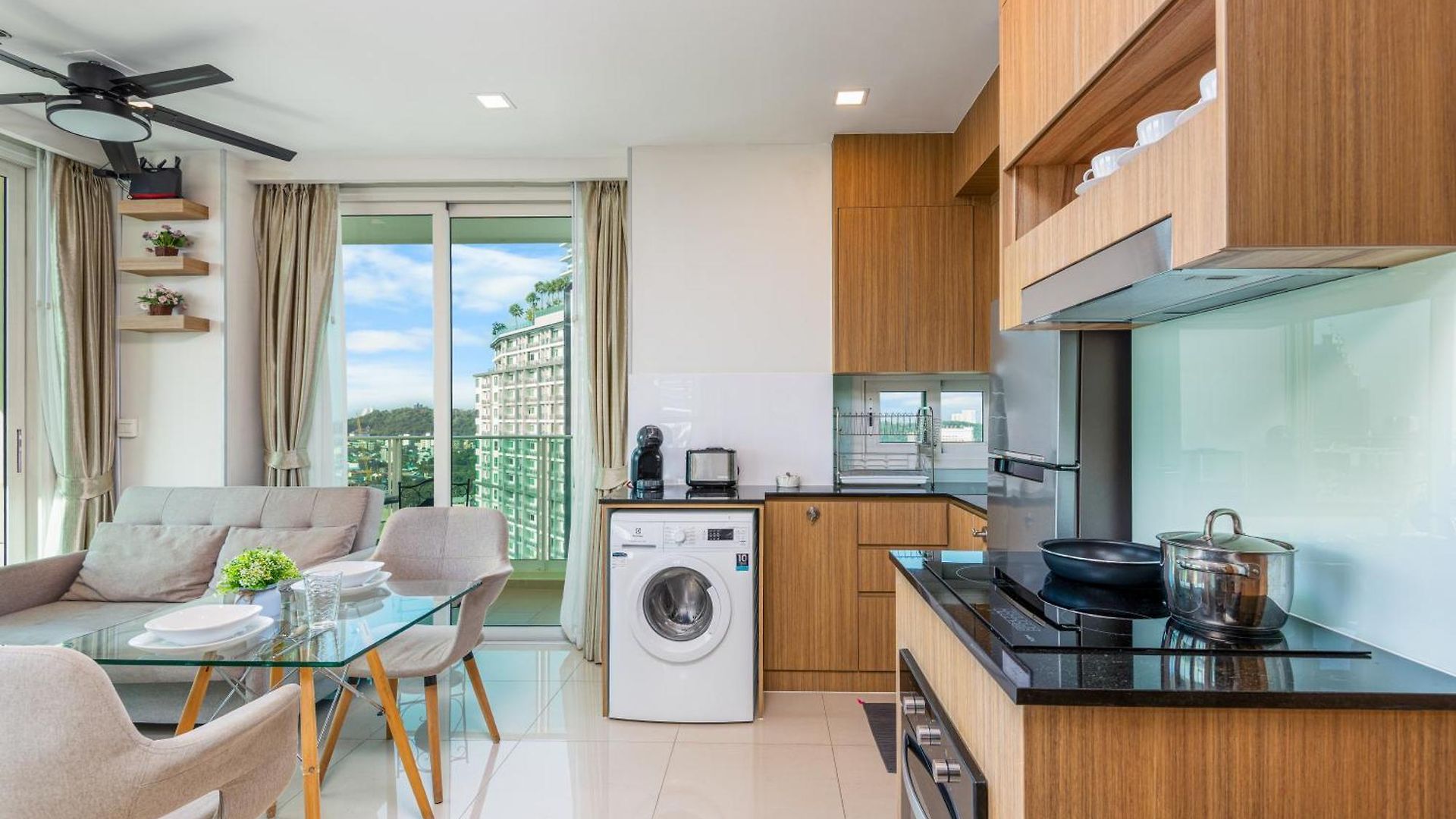 Rare Panoramic Sea, & Mountain Views - Xxl Balcony - 1gbps Blazing Fast Free Wifi - Pool - Gym - Pool Table - Steam - Sauna - Bar Pattaya