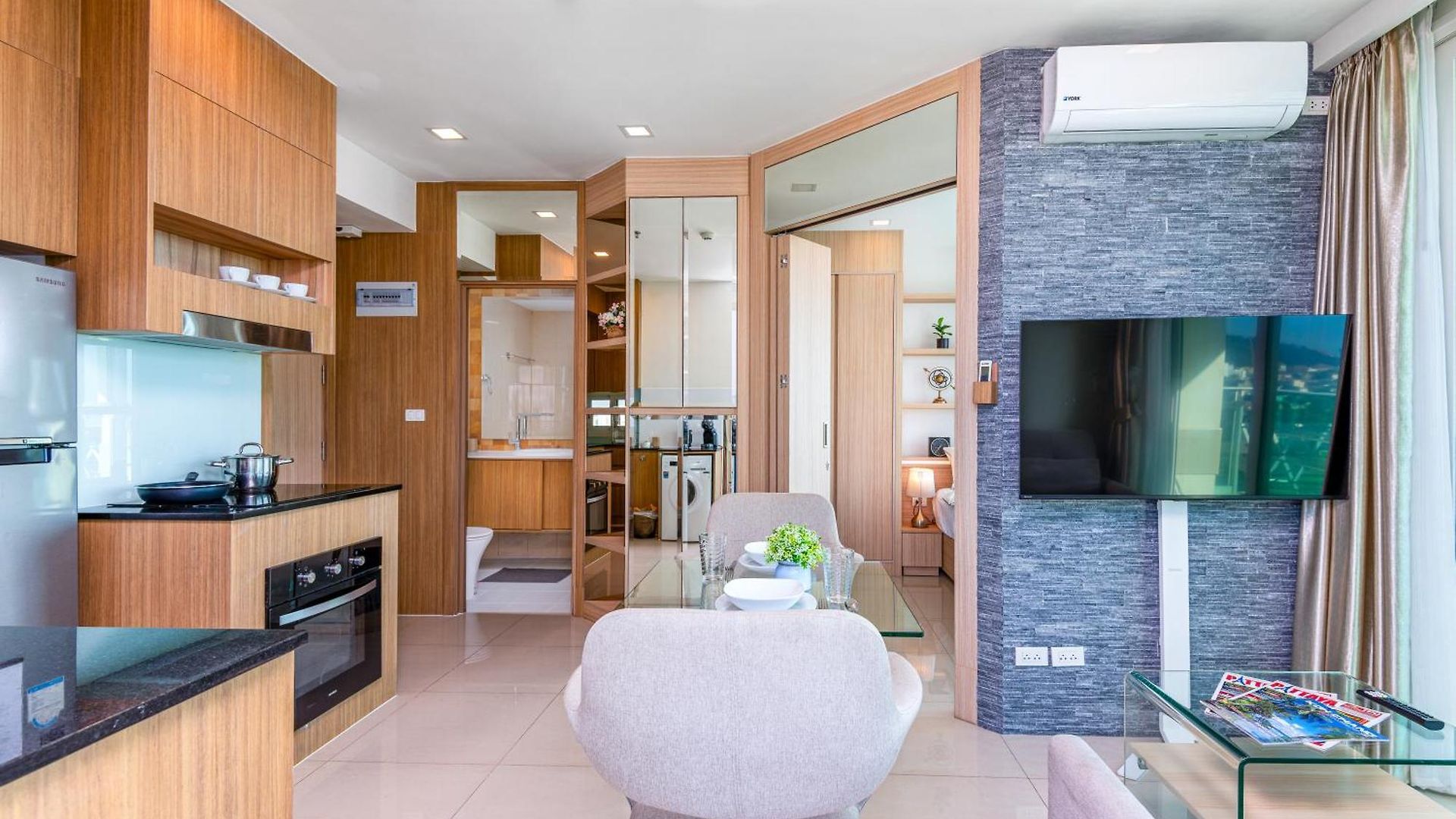 อพาร์ทเม้น Rare Panoramic Sea, & Mountain Views - Xxl Balcony - 1gbps Blazing Fast Free Wifi - Pool - Gym - Pool Table - Steam - Sauna - Bar *