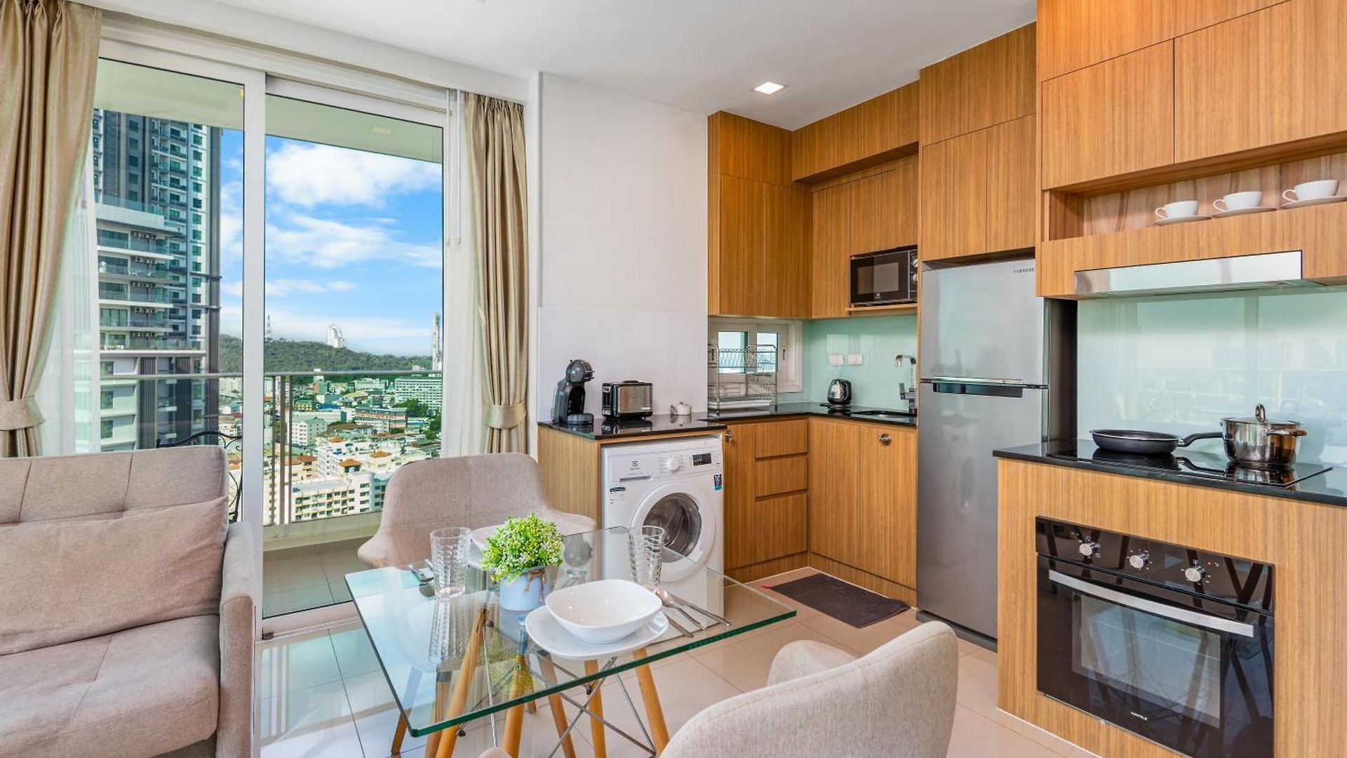 Rare Panoramic Sea, & Mountain Views - Xxl Balcony - 1gbps Blazing Fast Free Wifi - Pool - Gym - Pool Table - Steam - Sauna - Bar อพาร์ทเม้น Pattaya