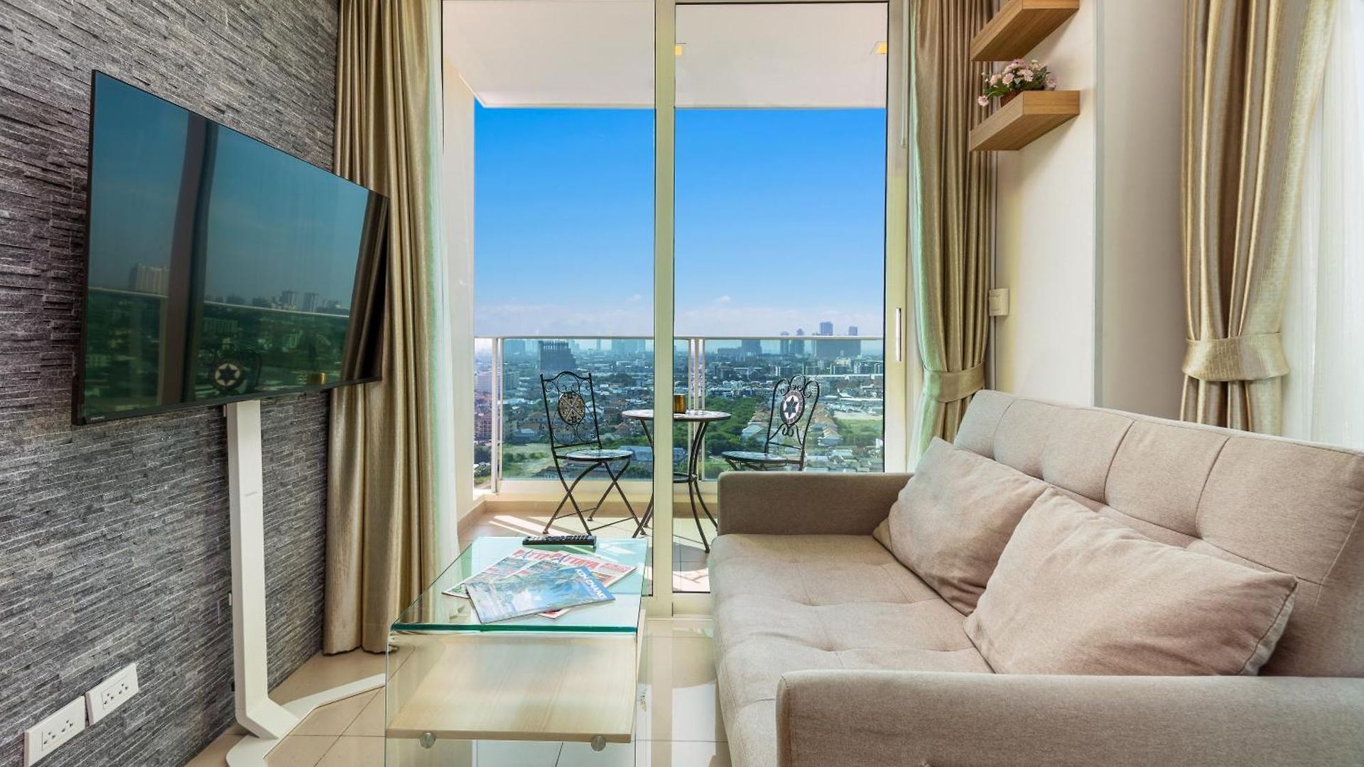 Rare Panoramic Sea, & Mountain Views - Xxl Balcony - 1gbps Blazing Fast Free Wifi - Pool - Gym - Pool Table - Steam - Sauna - Bar Pattaya