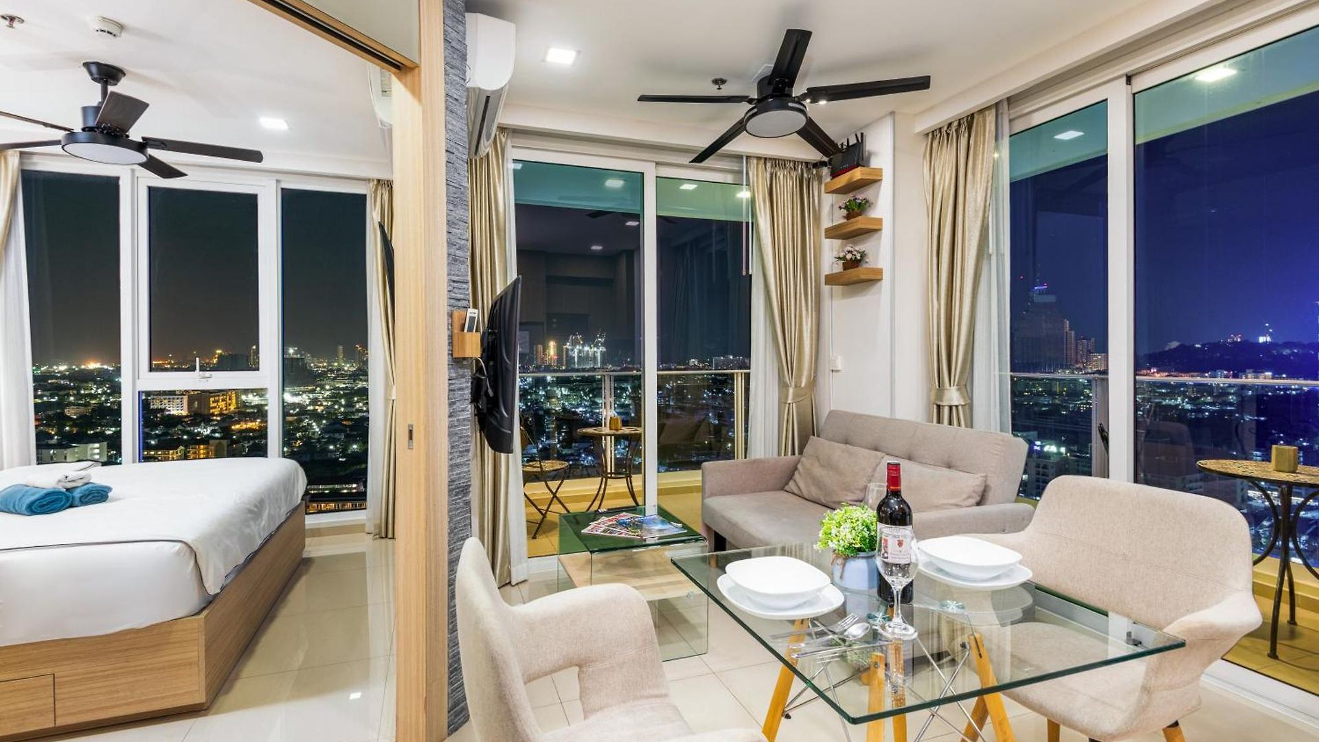 อพาร์ทเม้น Rare Panoramic Sea, & Mountain Views - Xxl Balcony - 1gbps Blazing Fast Free Wifi - Pool - Gym - Pool Table - Steam - Sauna - Bar Pattaya