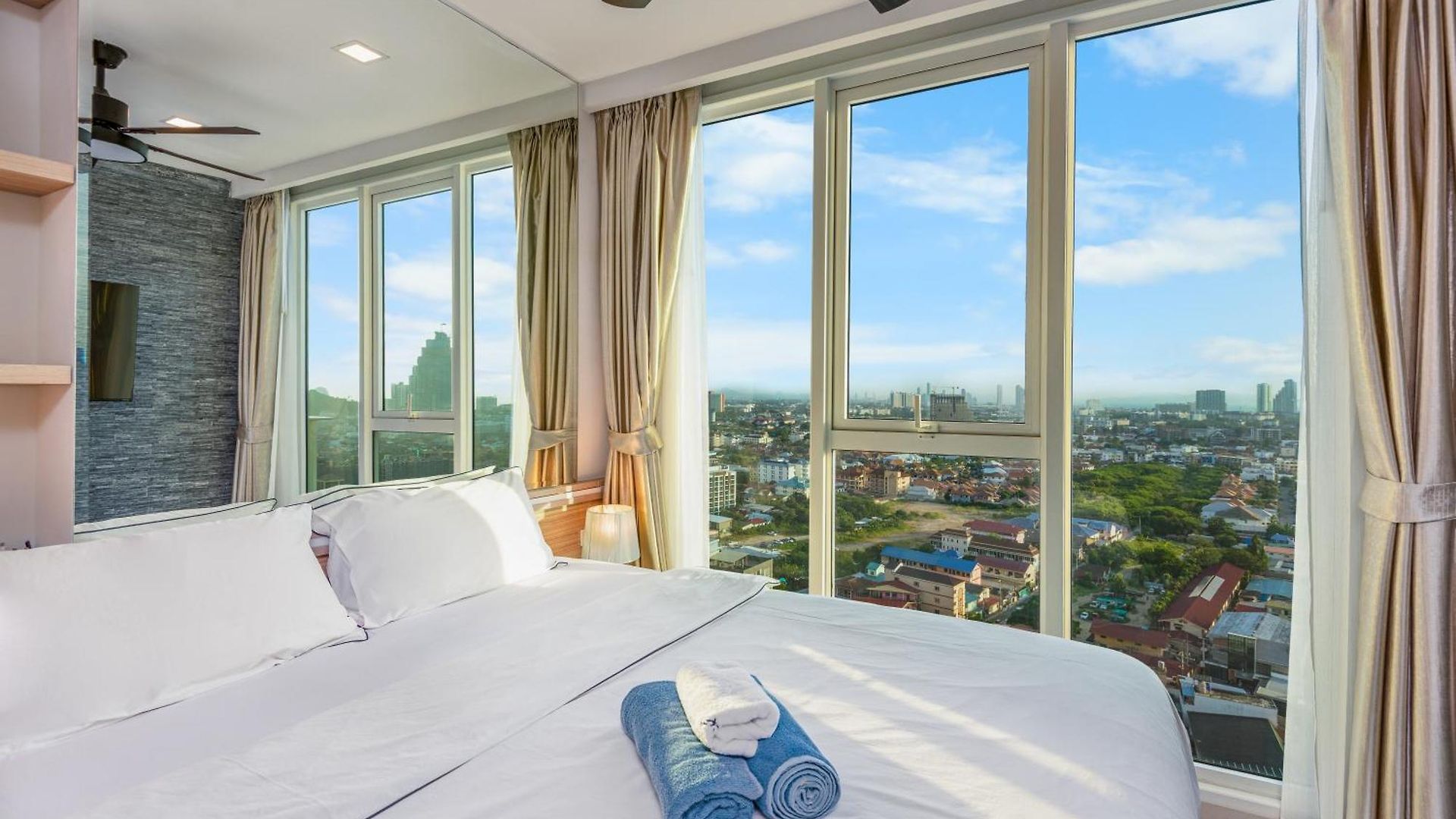 อพาร์ทเม้น Rare Panoramic Sea, & Mountain Views - Xxl Balcony - 1gbps Blazing Fast Free Wifi - Pool - Gym - Pool Table - Steam - Sauna - Bar Pattaya