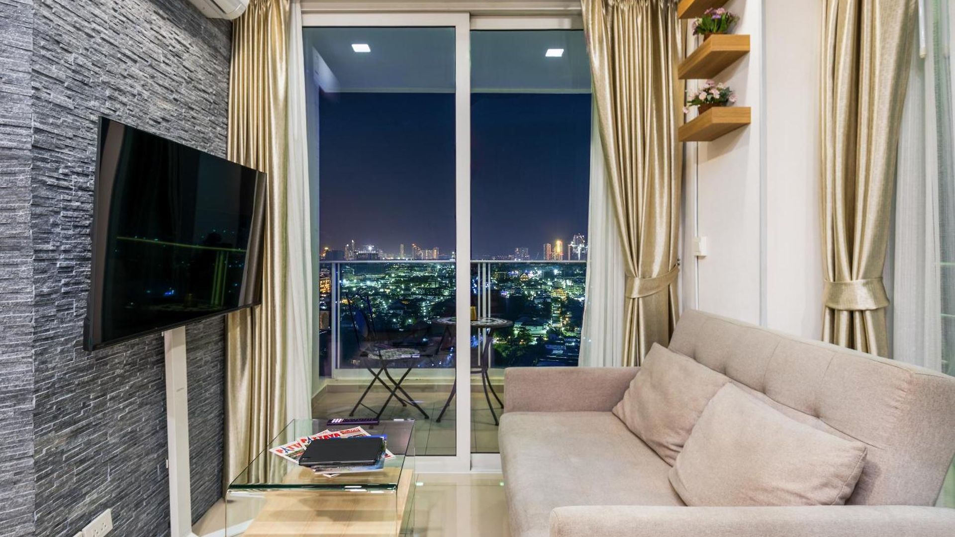 Rare Panoramic Sea, & Mountain Views - Xxl Balcony - 1gbps Blazing Fast Free Wifi - Pool - Gym - Pool Table - Steam - Sauna - Bar * Pattaya