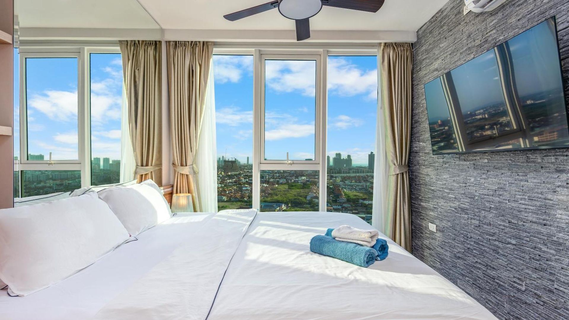 อพาร์ทเม้น Rare Panoramic Sea, & Mountain Views - Xxl Balcony - 1gbps Blazing Fast Free Wifi - Pool - Gym - Pool Table - Steam - Sauna - Bar