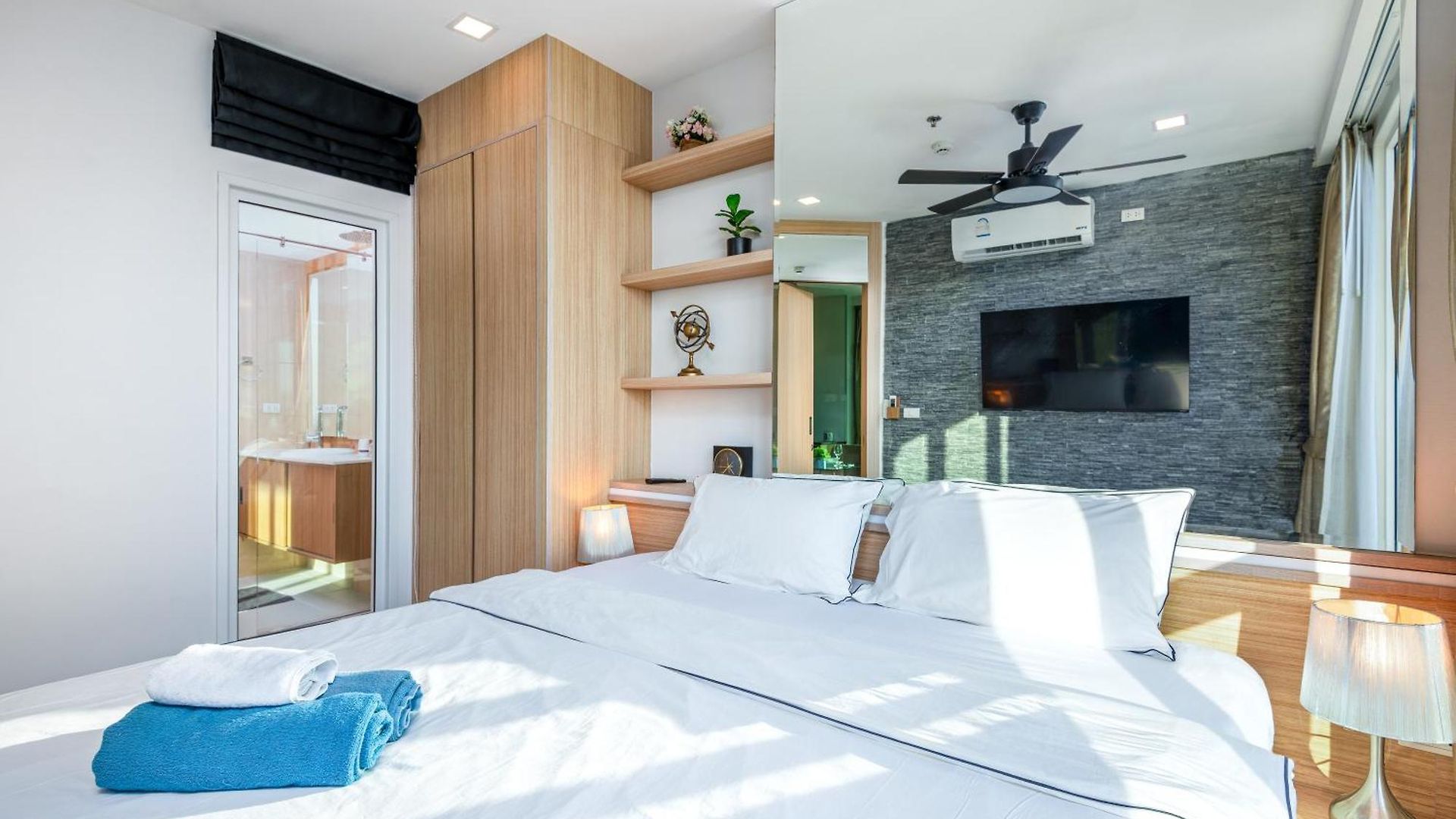 อพาร์ทเม้น Rare Panoramic Sea, & Mountain Views - Xxl Balcony - 1gbps Blazing Fast Free Wifi - Pool - Gym - Pool Table - Steam - Sauna - Bar Pattaya
