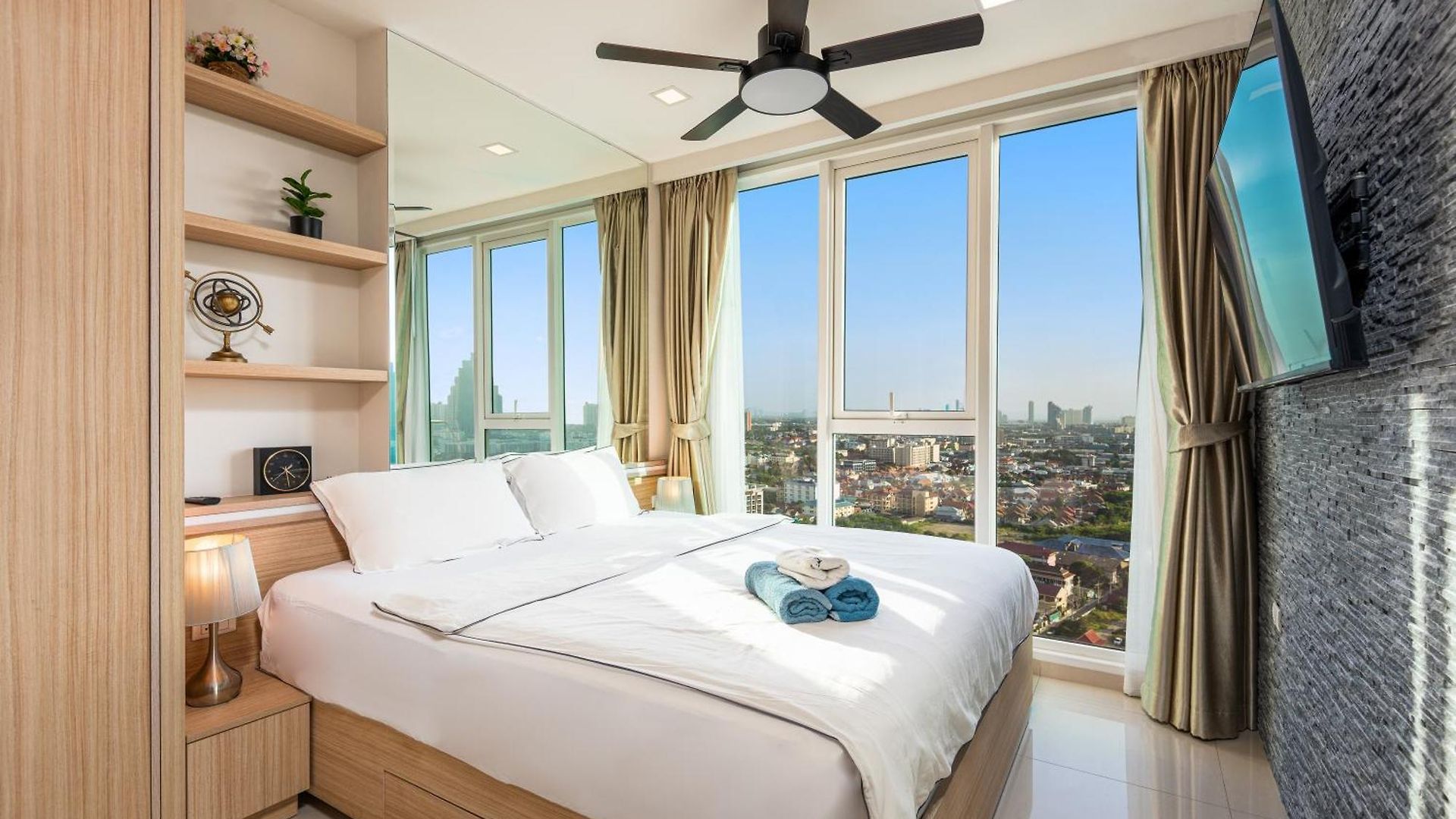 Rare Panoramic Sea, & Mountain Views - Xxl Balcony - 1gbps Blazing Fast Free Wifi - Pool - Gym - Pool Table - Steam - Sauna - Bar อพาร์ทเม้น Pattaya