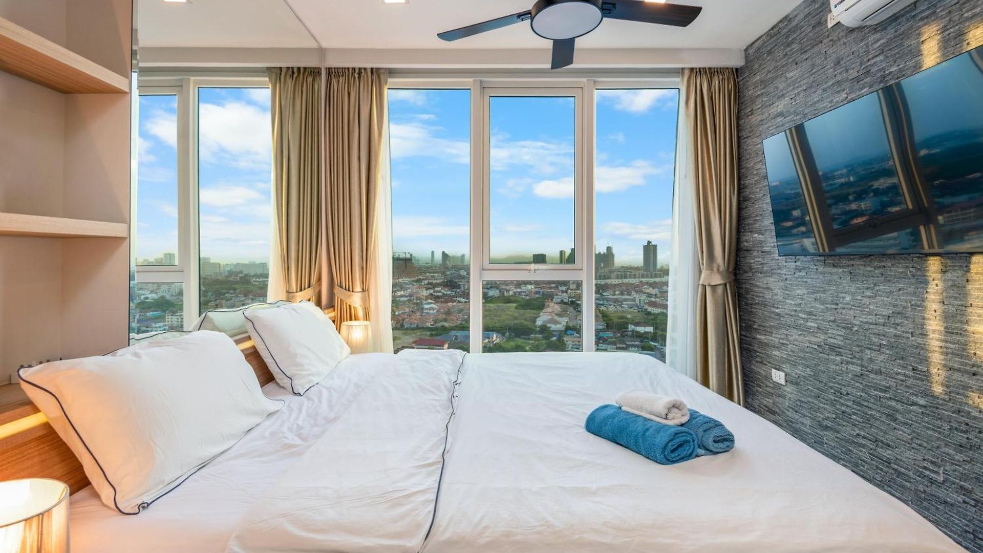 Rare Panoramic Sea, & Mountain Views - Xxl Balcony - 1gbps Blazing Fast Free Wifi - Pool - Gym - Pool Table - Steam - Sauna - Bar