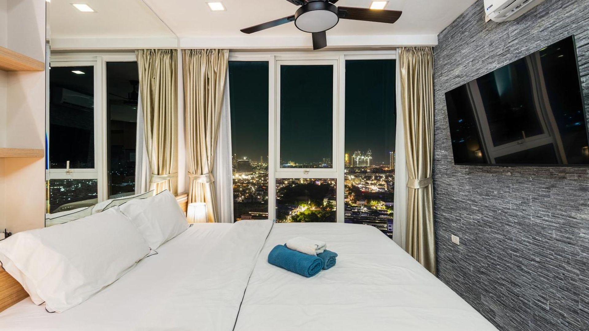 Rare Panoramic Sea, & Mountain Views - Xxl Balcony - 1gbps Blazing Fast Free Wifi - Pool - Gym - Pool Table - Steam - Sauna - Bar * Pattaya
