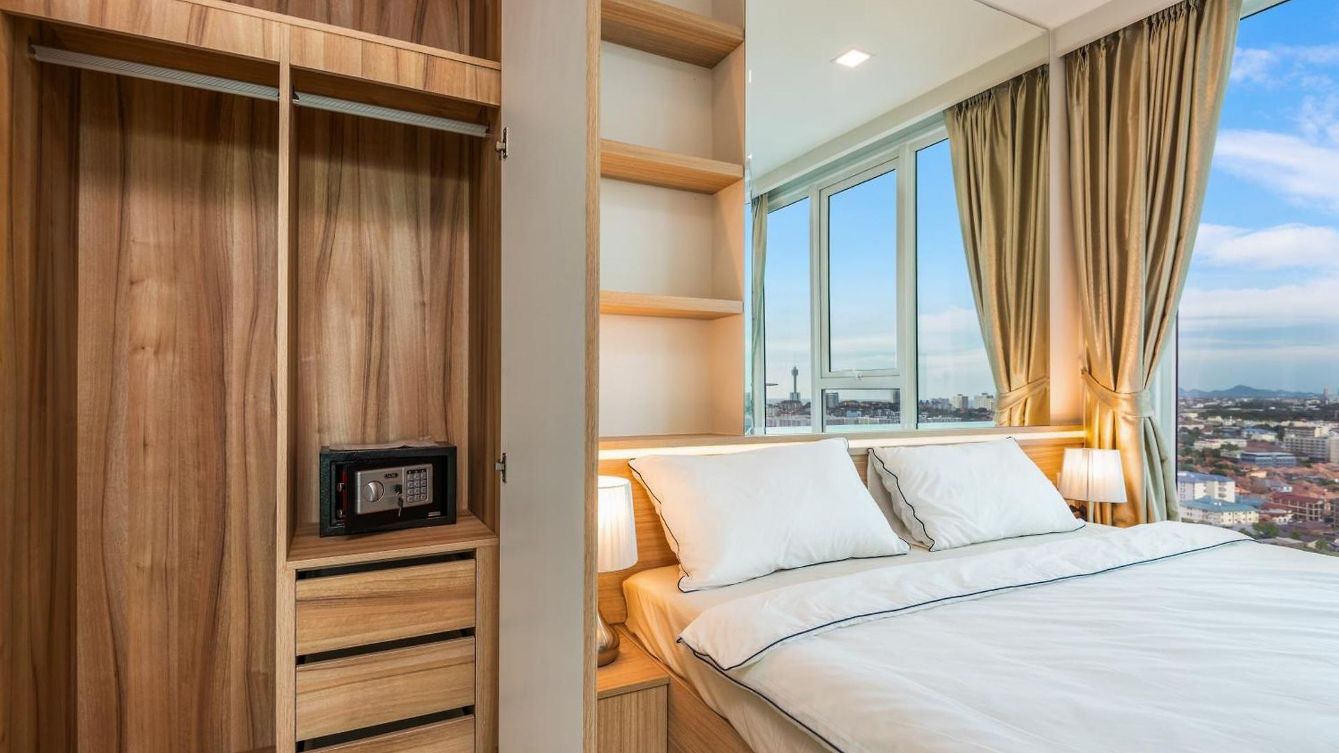 Rare Panoramic Sea, & Mountain Views - Xxl Balcony - 1gbps Blazing Fast Free Wifi - Pool - Gym - Pool Table - Steam - Sauna - Bar