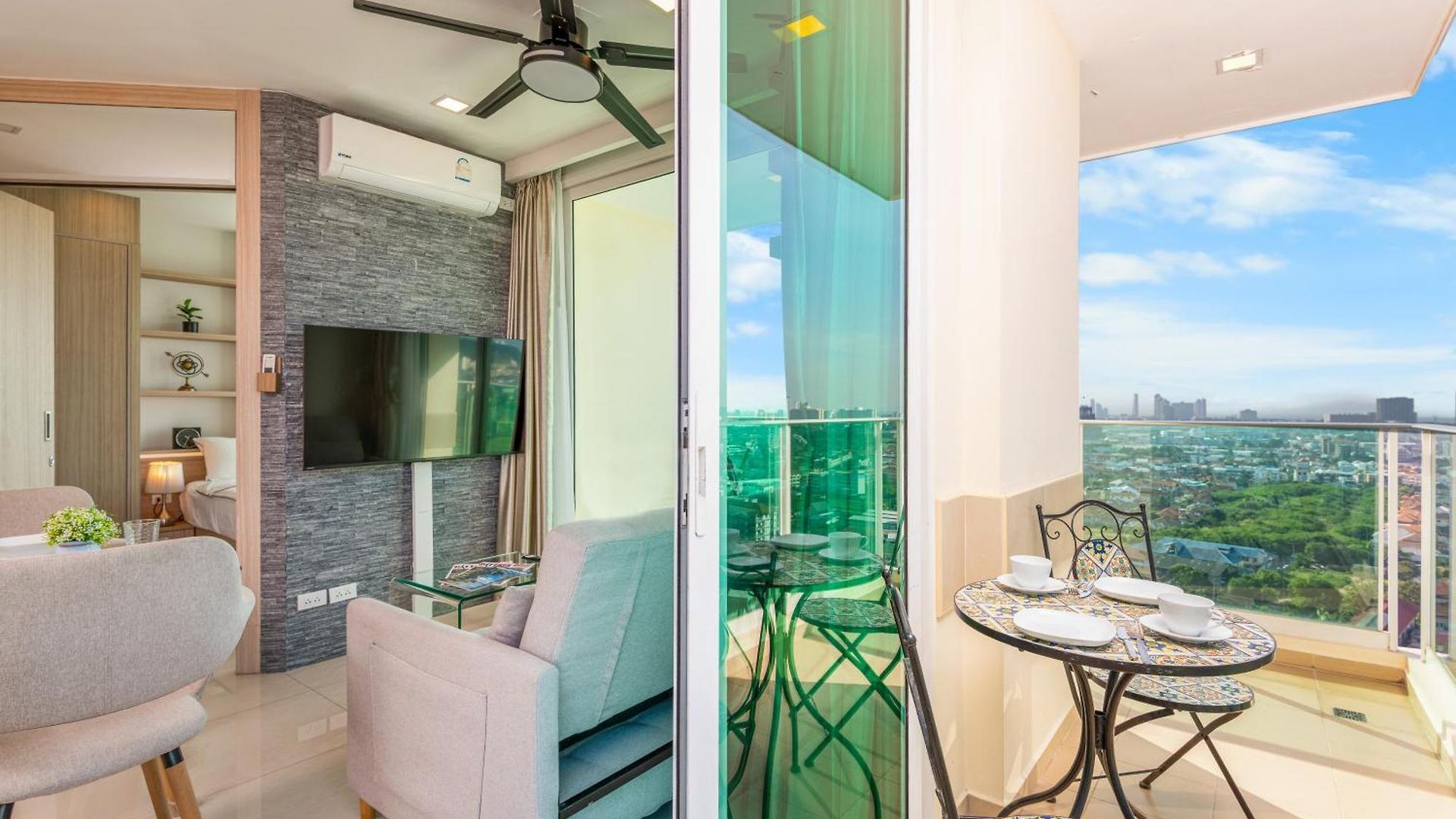 Rare Panoramic Sea, & Mountain Views - Xxl Balcony - 1gbps Blazing Fast Free Wifi - Pool - Gym - Pool Table - Steam - Sauna - Bar *