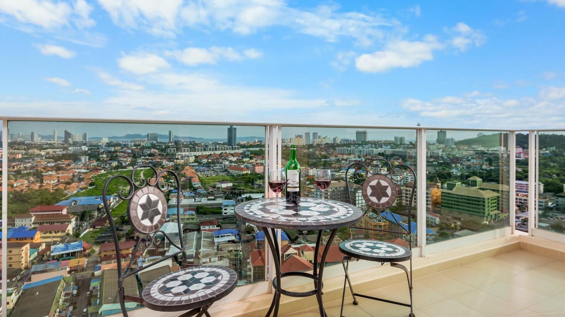 Rare Panoramic Sea, & Mountain Views - Xxl Balcony - 1gbps Blazing Fast Free Wifi - Pool - Gym - Pool Table - Steam - Sauna - Bar อพาร์ทเม้น