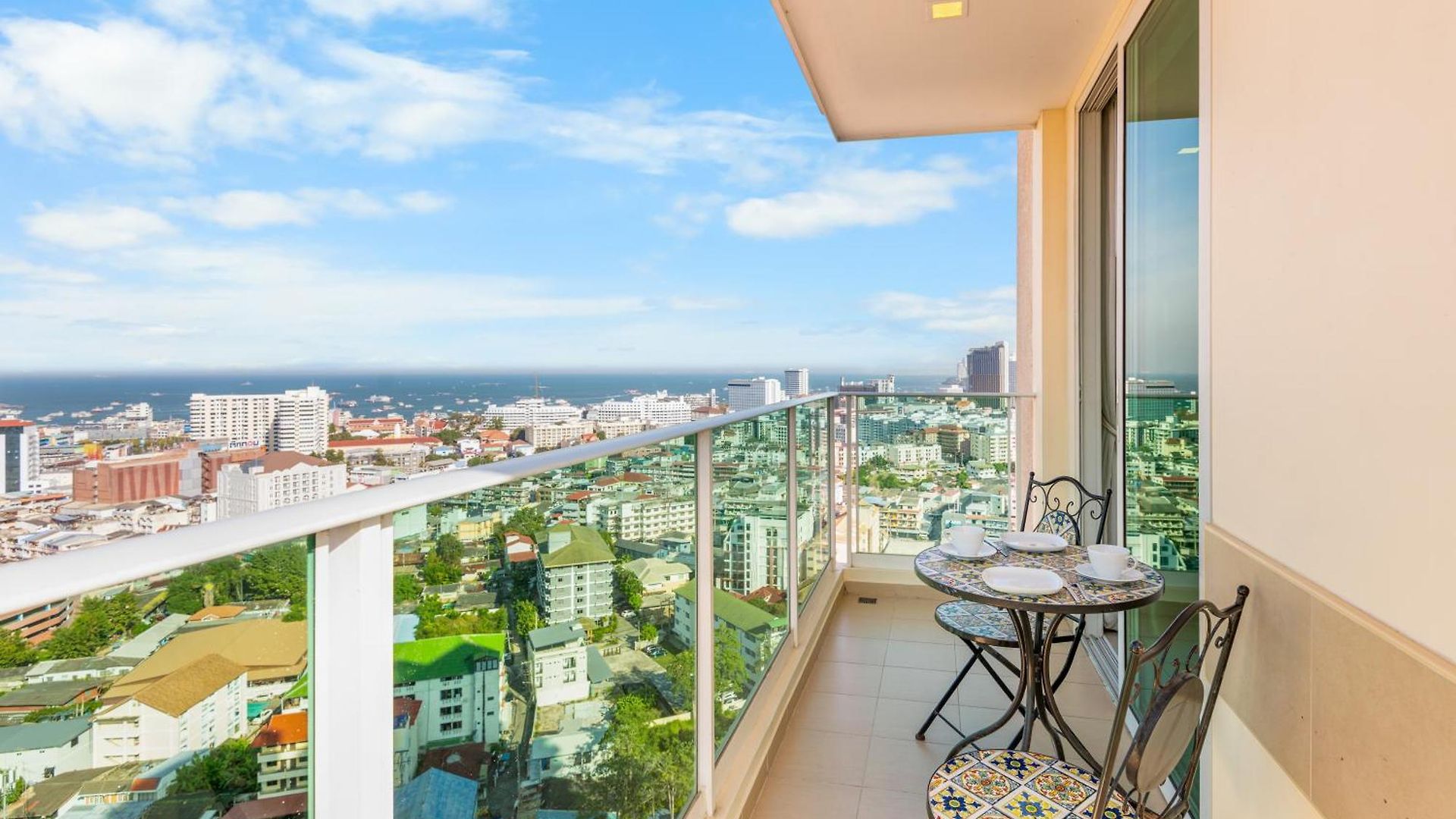อพาร์ทเม้น Rare Panoramic Sea, & Mountain Views - Xxl Balcony - 1gbps Blazing Fast Free Wifi - Pool - Gym - Pool Table - Steam - Sauna - Bar