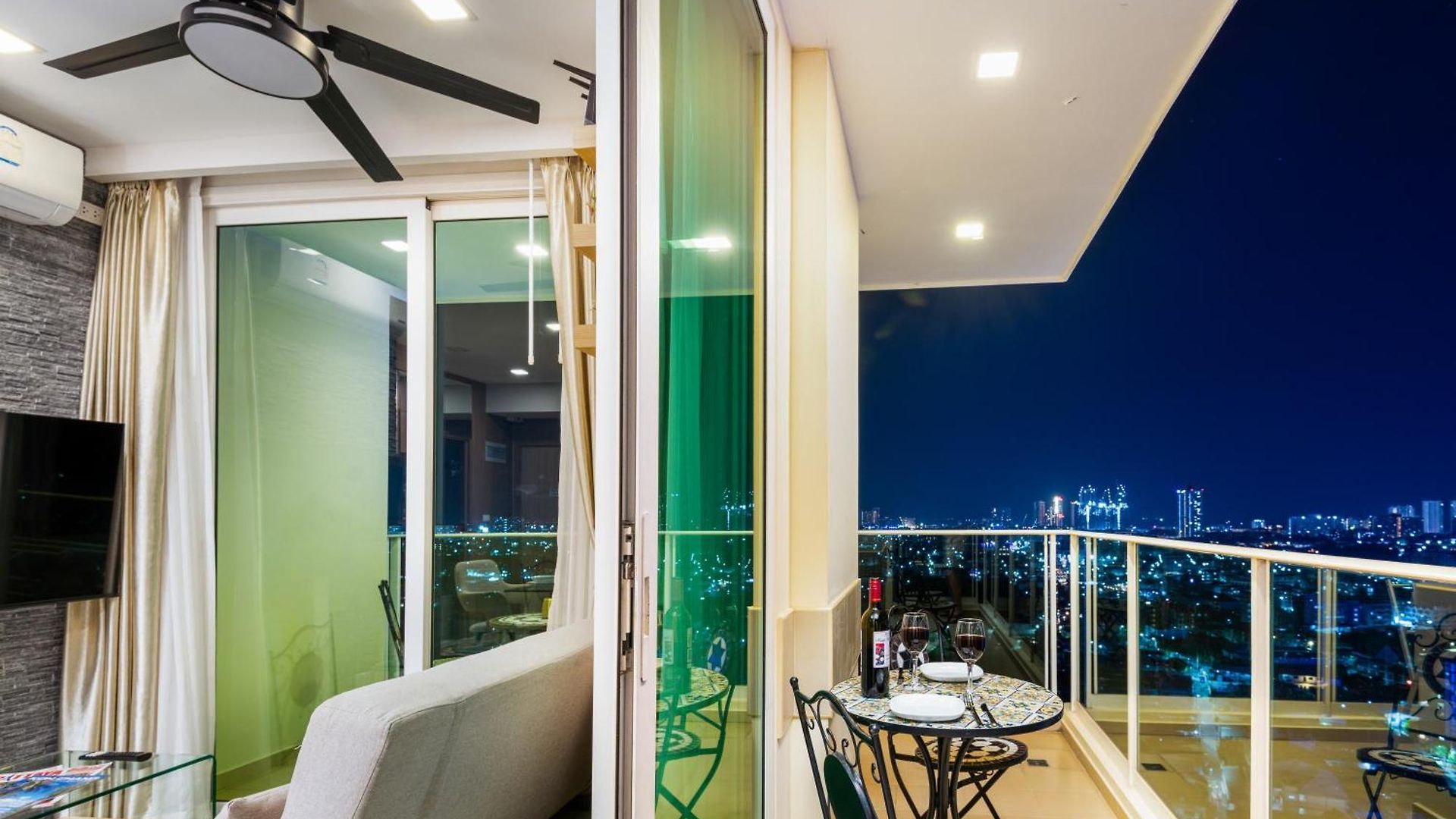 Rare Panoramic Sea, & Mountain Views - Xxl Balcony - 1gbps Blazing Fast Free Wifi - Pool - Gym - Pool Table - Steam - Sauna - Bar Pattaya