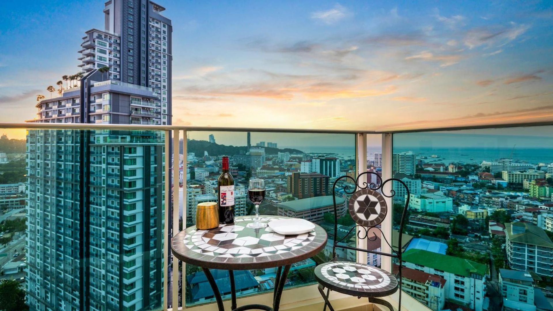 Rare Panoramic Sea, & Mountain Views - Xxl Balcony - 1gbps Blazing Fast Free Wifi - Pool - Gym - Pool Table - Steam - Sauna - Bar Pattaya