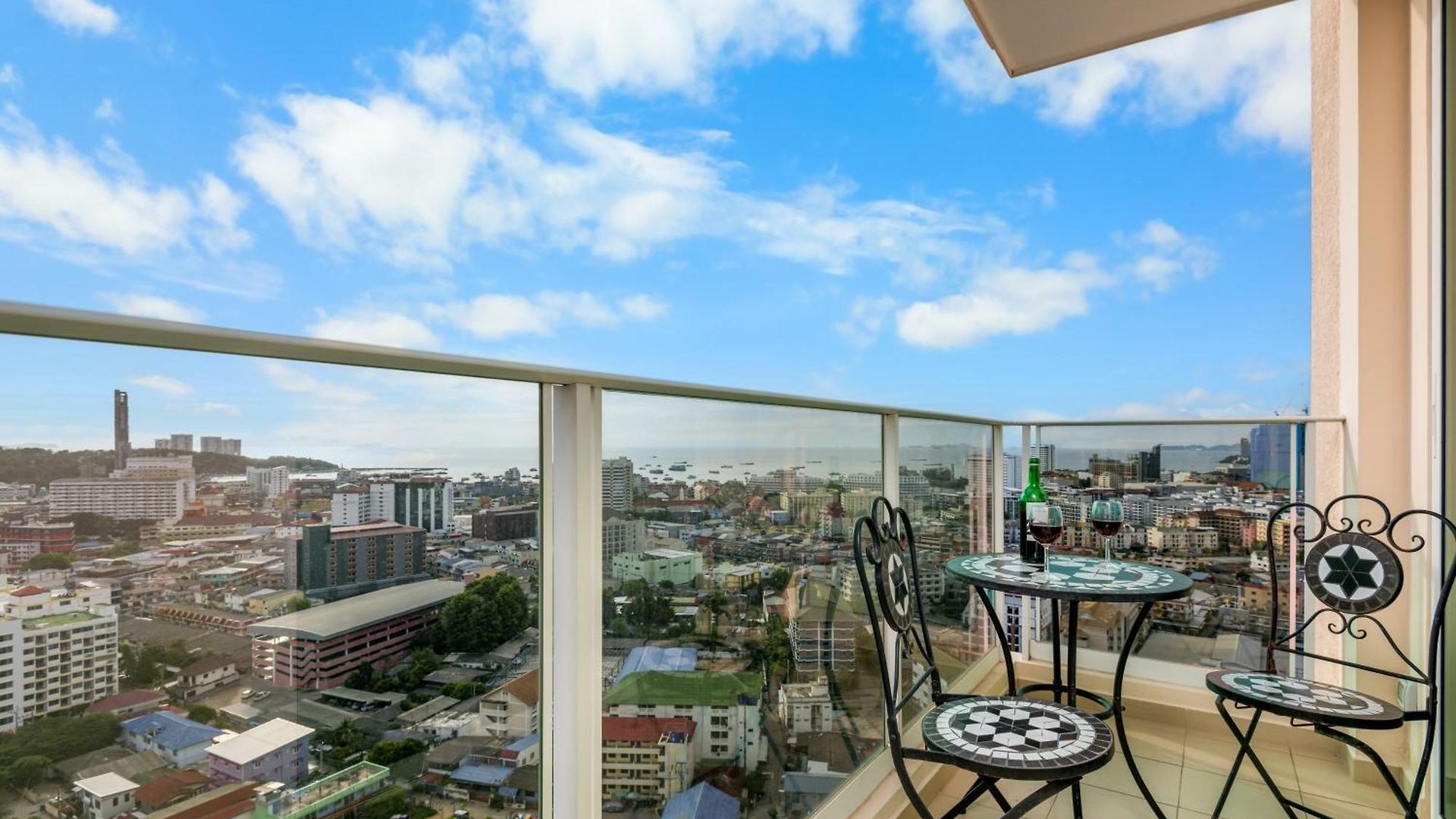 Rare Panoramic Sea, & Mountain Views - Xxl Balcony - 1gbps Blazing Fast Free Wifi - Pool - Gym - Pool Table - Steam - Sauna - Bar อพาร์ทเม้น Pattaya